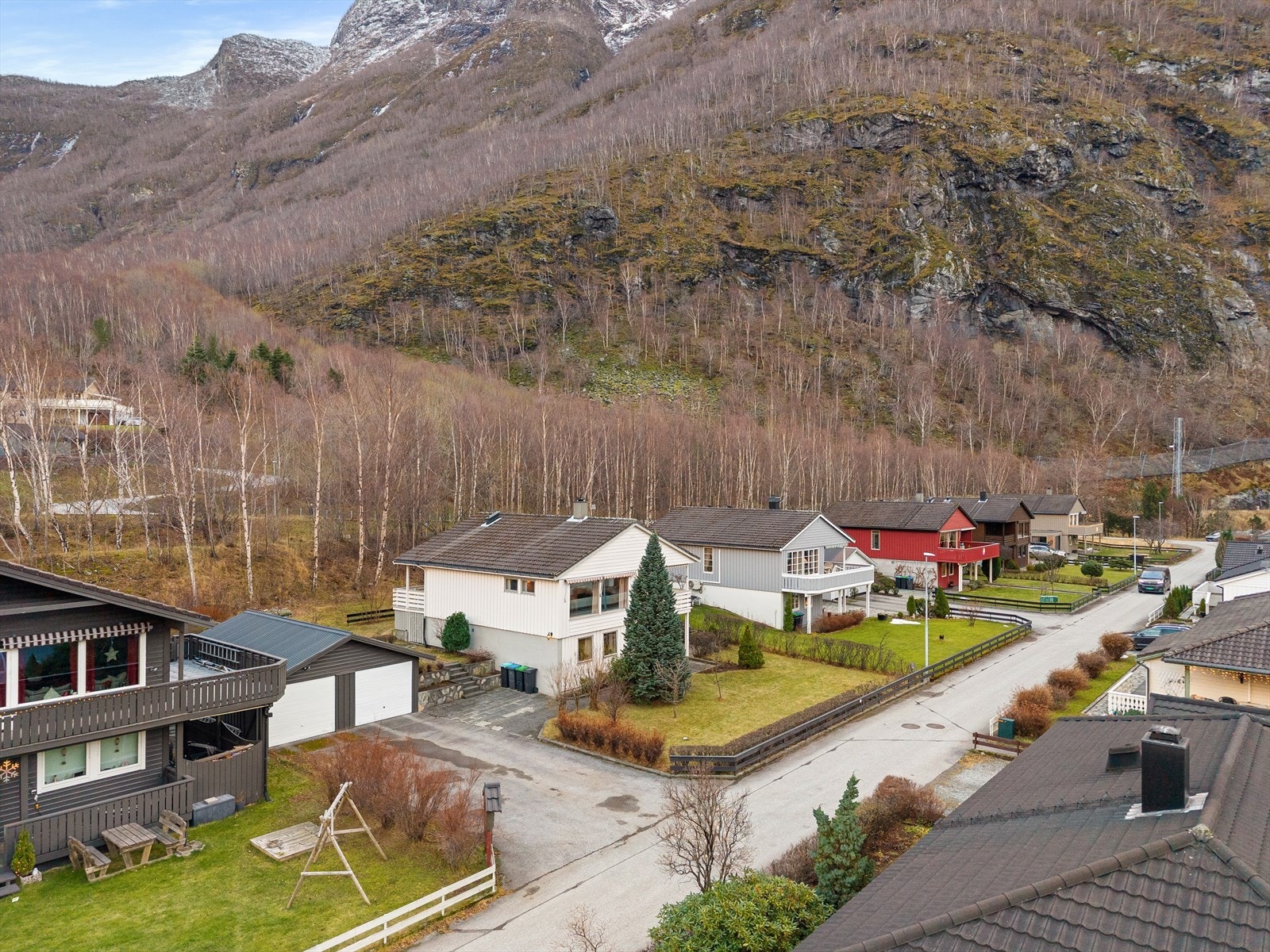 Eigedomen har tilhøyrande garasje, samt ein stor og solrik hage som legg til rette for gode uteopplevingar og trivsel for heile familien. Galleribilde