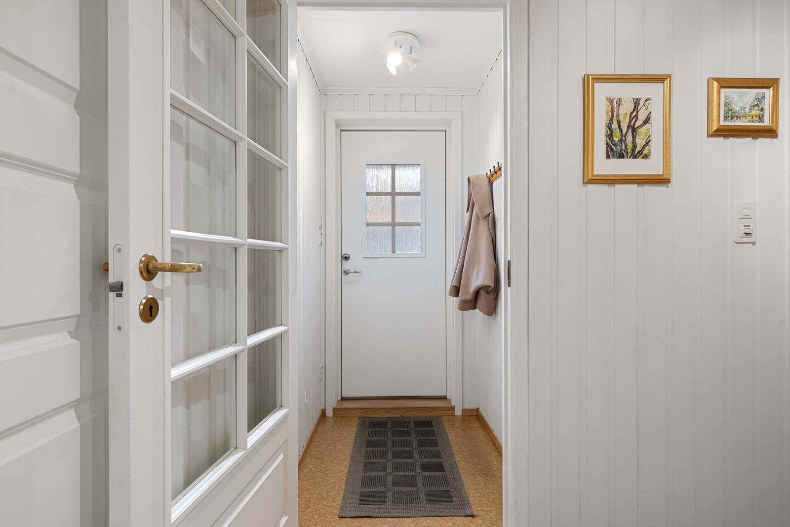 Vindfang med plass til å henge frå seg yttertøy og sette frå seg sko. Galleribilde