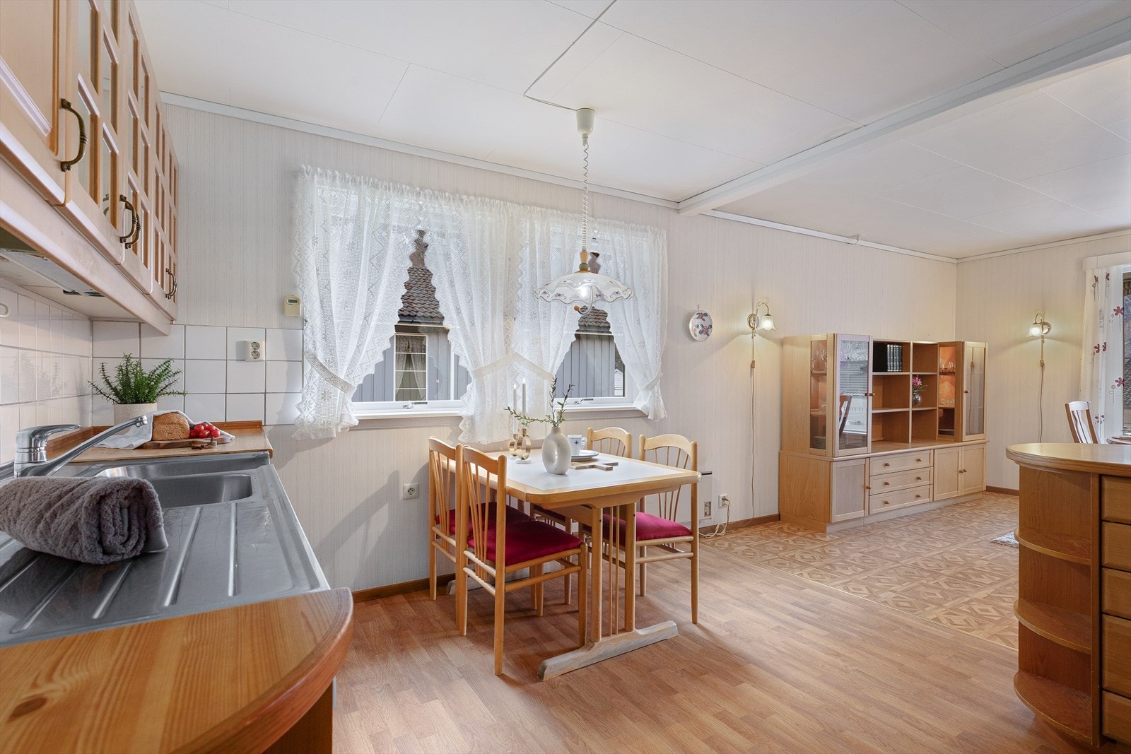 Kjøkken av romsleg størrelse med plass til eit lite kjøkkenbord om ein ynskjer. Galleribilde