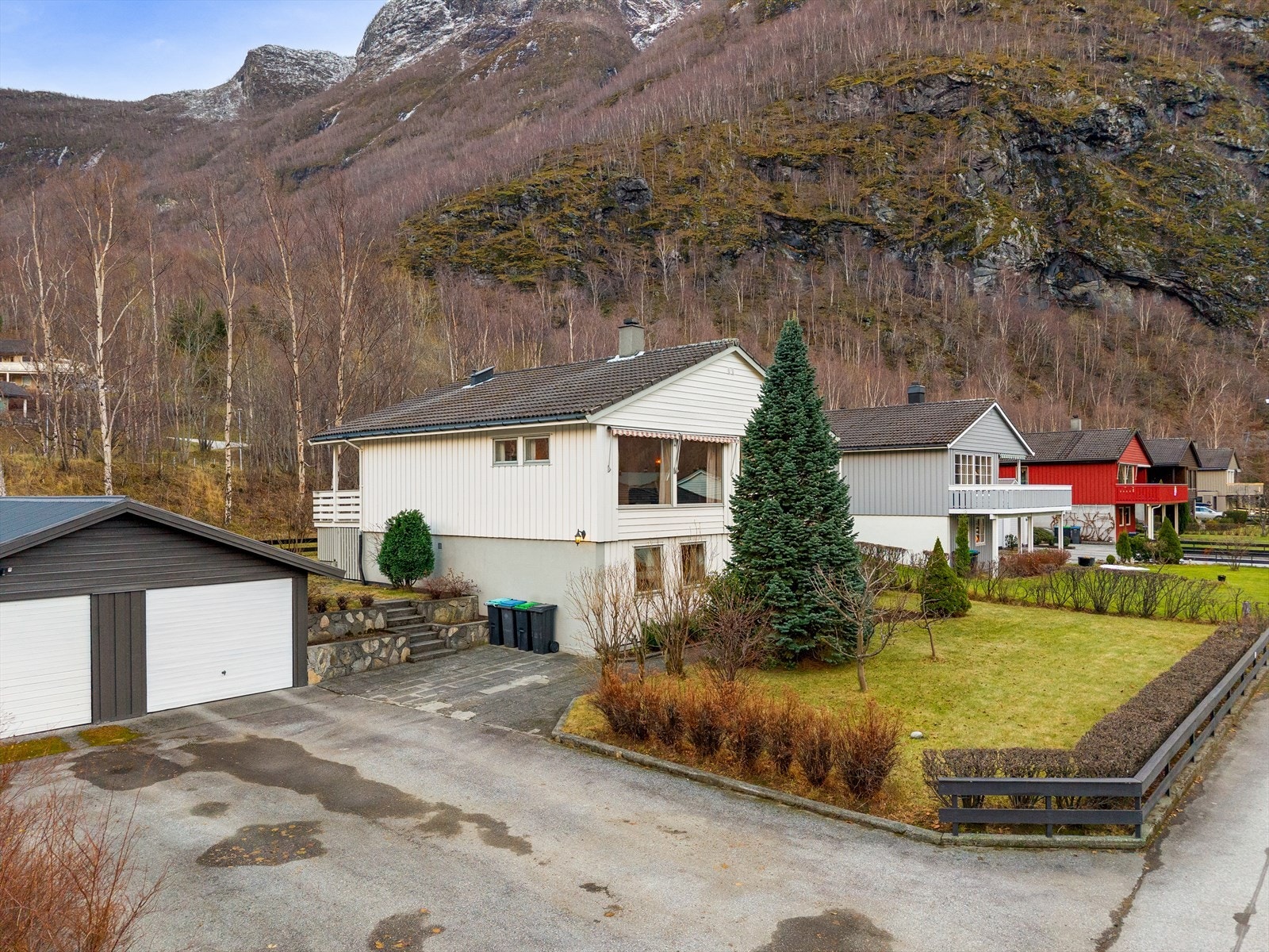 Eigedomen har også tilhøyrande garasje på 23 kvm. Denne er bygd saman med naboeigedomen. Galleribilde