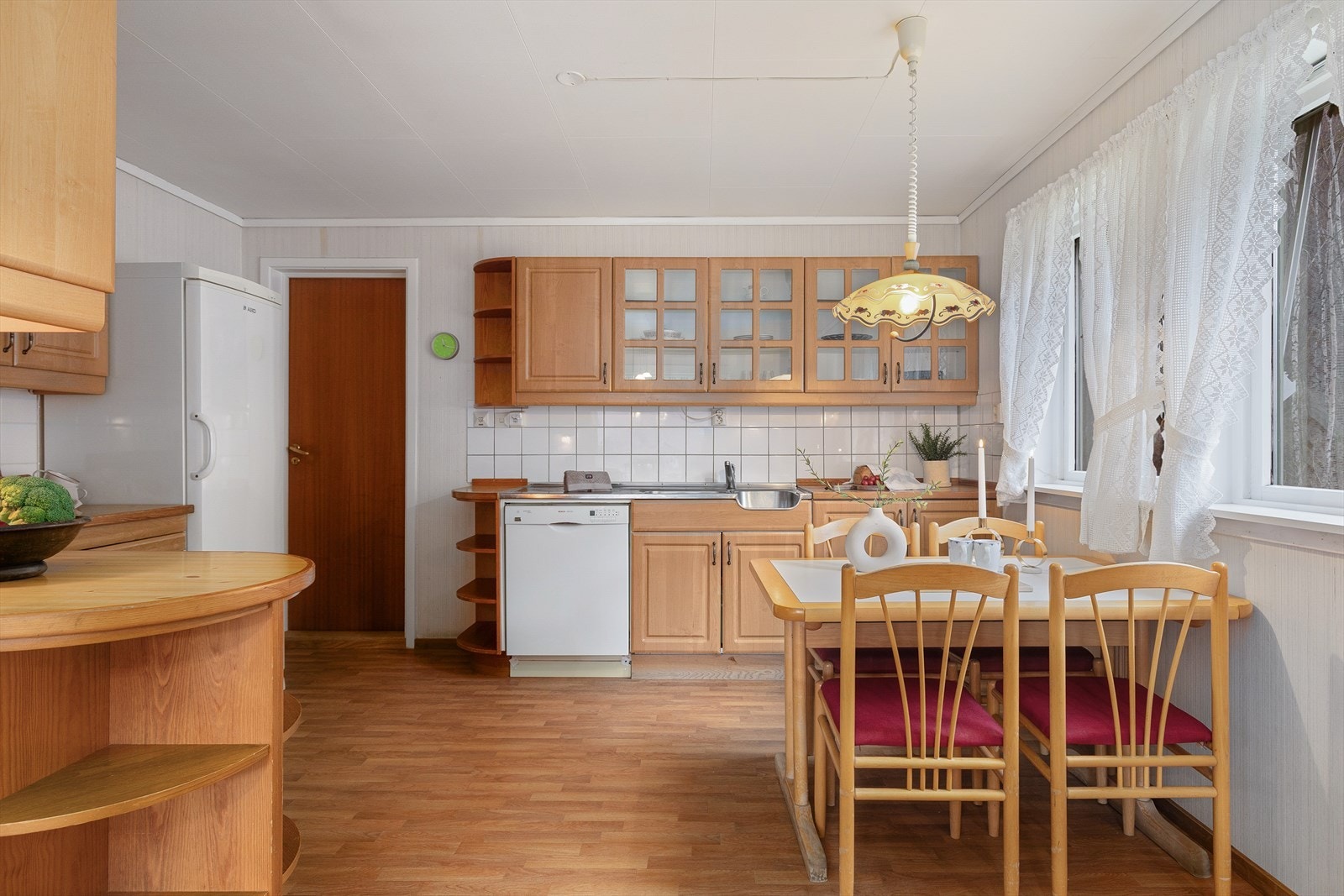 Kjøkkenet har god skap- og benkeplass. Frå kjøkken er det også tilkomst til vaskerom og vidare utgang til hage og veranda på bakside. Galleribilde