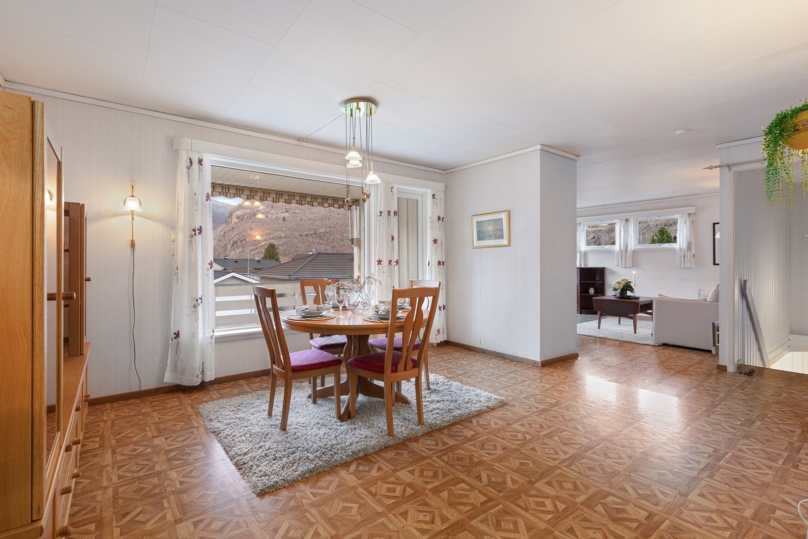 Ein har også store vindaugsflater som slepp inn godt med naturleg lys. Frå stove er det også utgang til koseleg veranda. Galleribilde