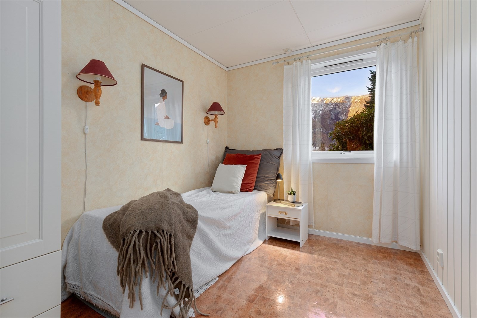 Soverom nr 2 har plass til seng og garderobeskap. Galleribilde