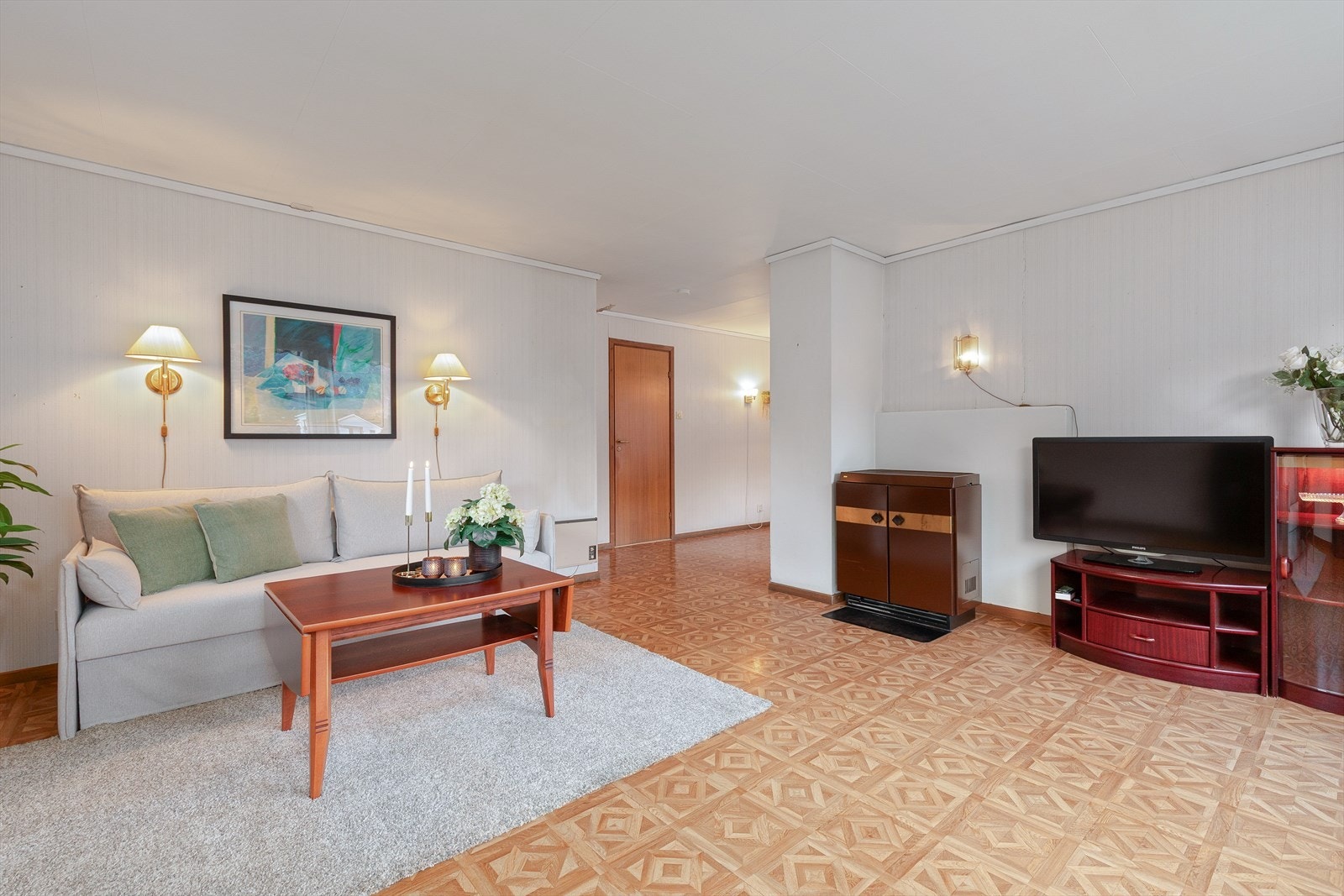 Bustaden har ei funksjonell og romsleg planløysing med lyse opphaldsrom, fleire soverom og rikeleg med lagringsplass. Galleribilde