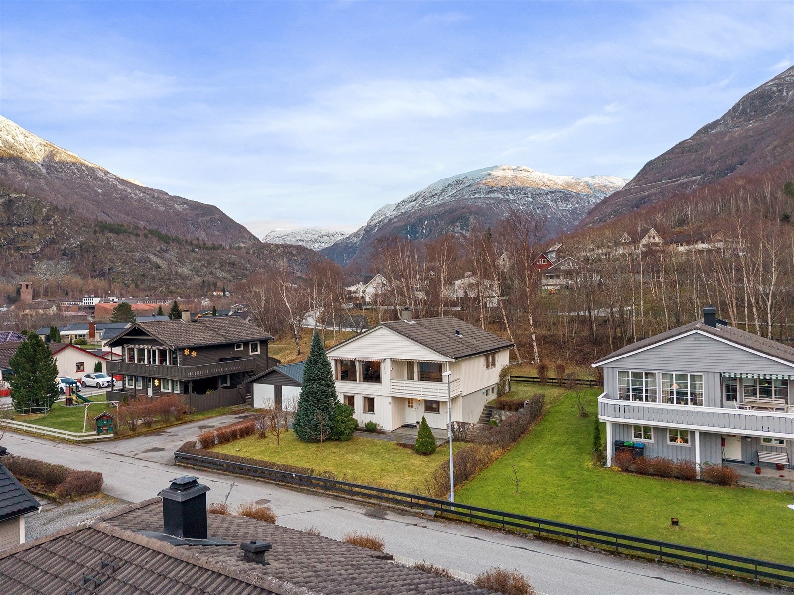 Sjølveigartomt med pent opparbeida tomt på to plan med velhaldt uteområde. Galleribilde