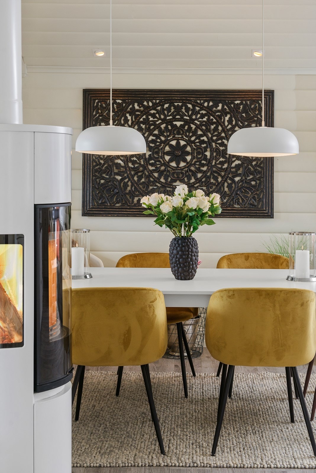 Langbordet er et naturlig samlingspunkt i hytta. Hyggelig med felles måltider når en har fri. Galleribilde