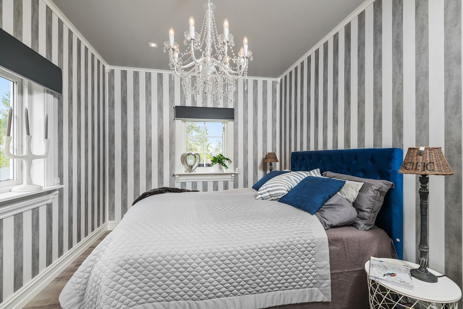 Soverom med plass til dobbeltseng. Vegger i klassisk stripetapet. Galleribilde