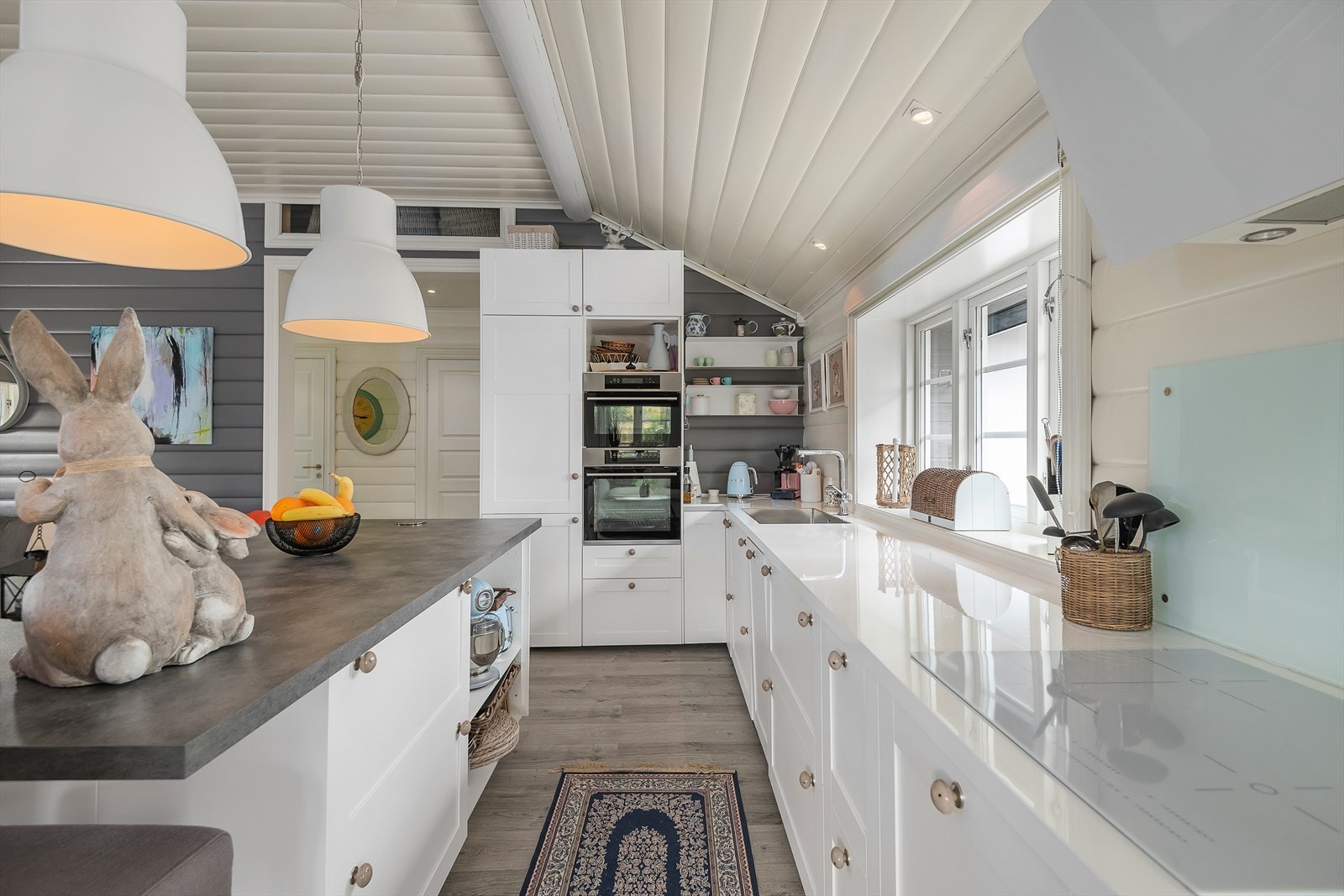 Her er det muligheter for å boltre seg på kjøkkenet for den kokkeglade! Fint lys inn over kjøkkenbenken. Galleribilde