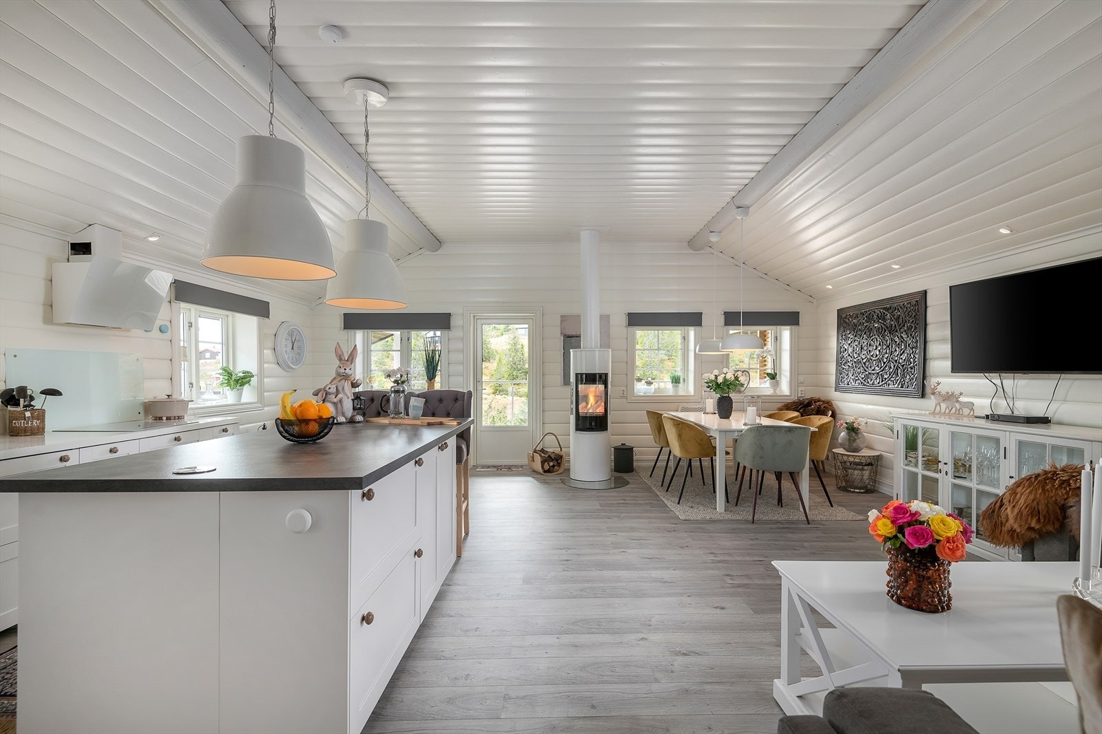 Åpent og sosialt oppholdsrom. Det er en gjennomført og helhetlig stil i hytta. Galleribilde