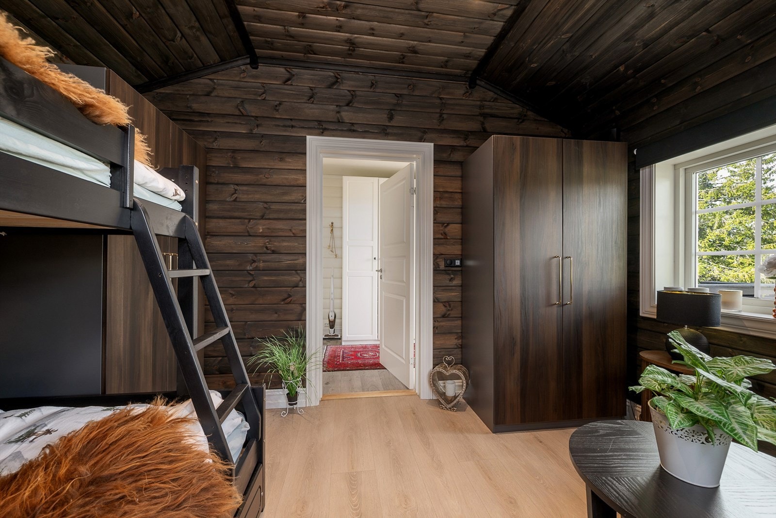 Moderne garderobeskap gir god oppbevaringsplass. Galleribilde