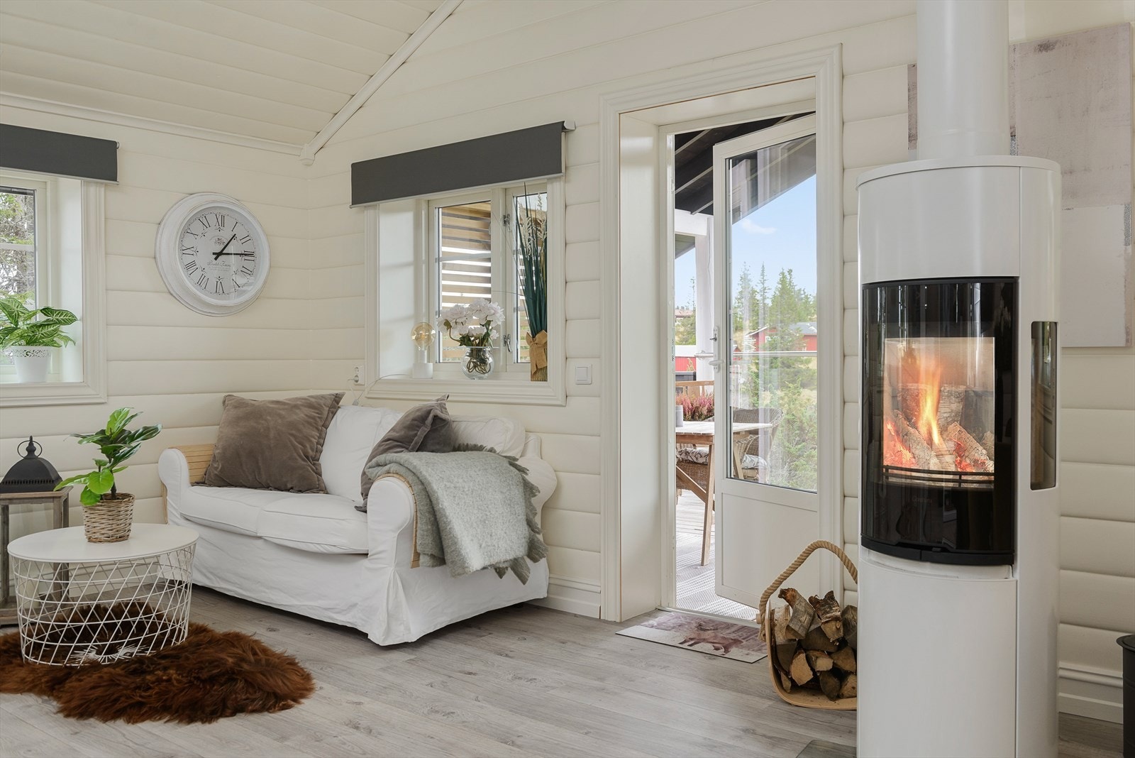 Fra stua er det dør ut til den store terrassen. Overbygget parti rett utenfor stua. Galleribilde