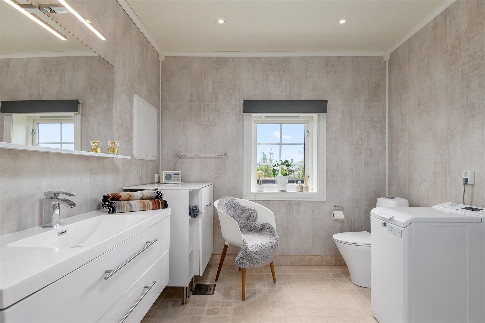 Stilrent, romslig og funksjonelt bad/wc. Galleribilde