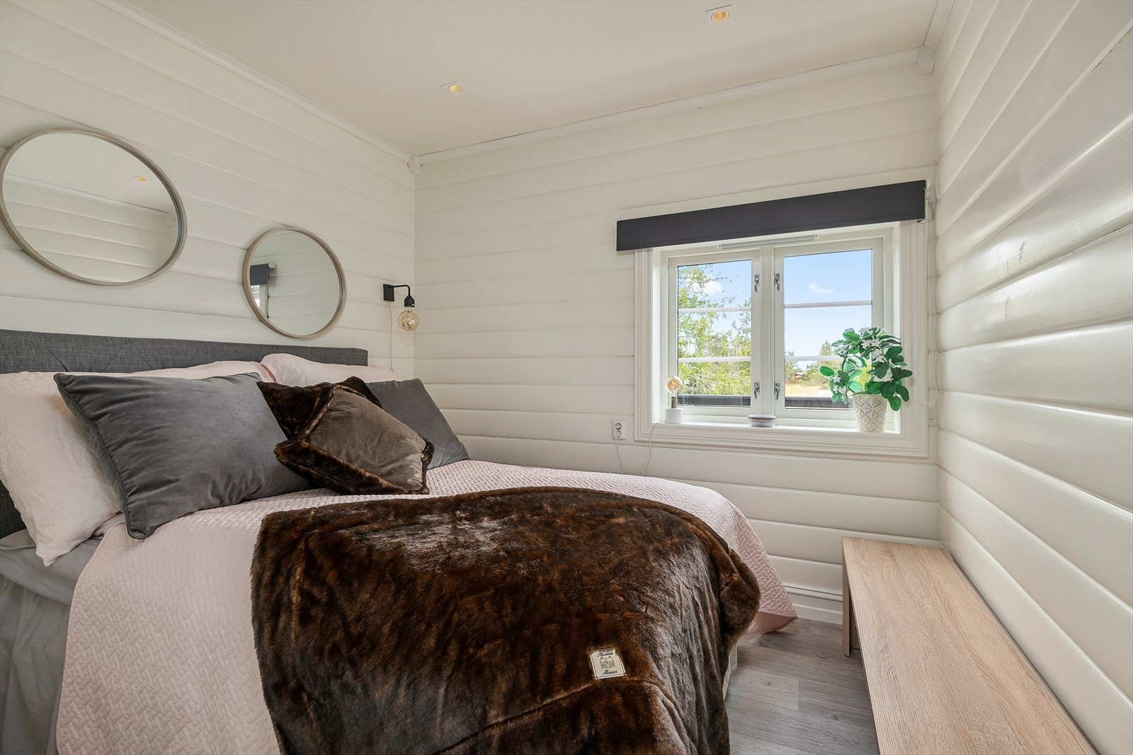 Hyttas andre soverom er også innredet med dobbeltseng. Lyst og delikat. Galleribilde