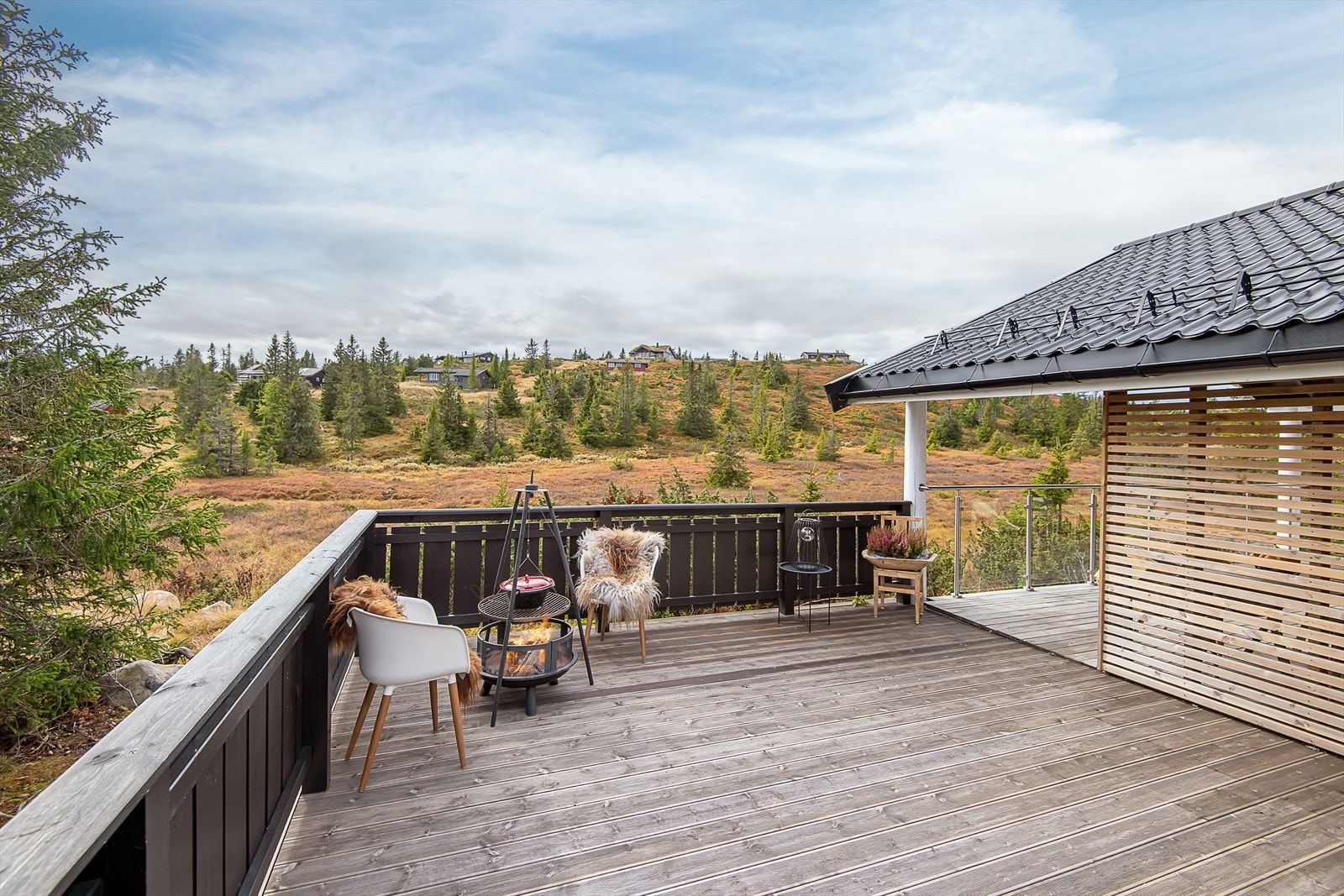 God plass til å møblere på verandaen. Her er det mulig å kose seg i hytteveggen i fin fjellsol. Galleribilde