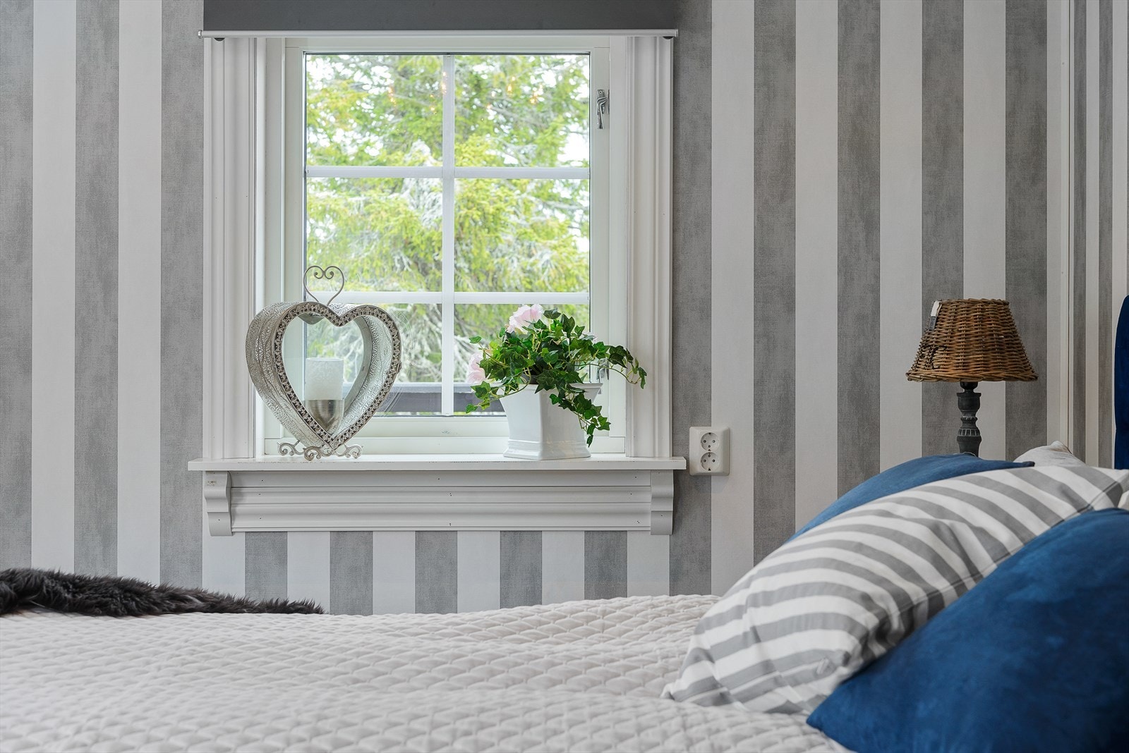 Soverommet får fint lys inn gjennom 2 vinduer. Galleribilde