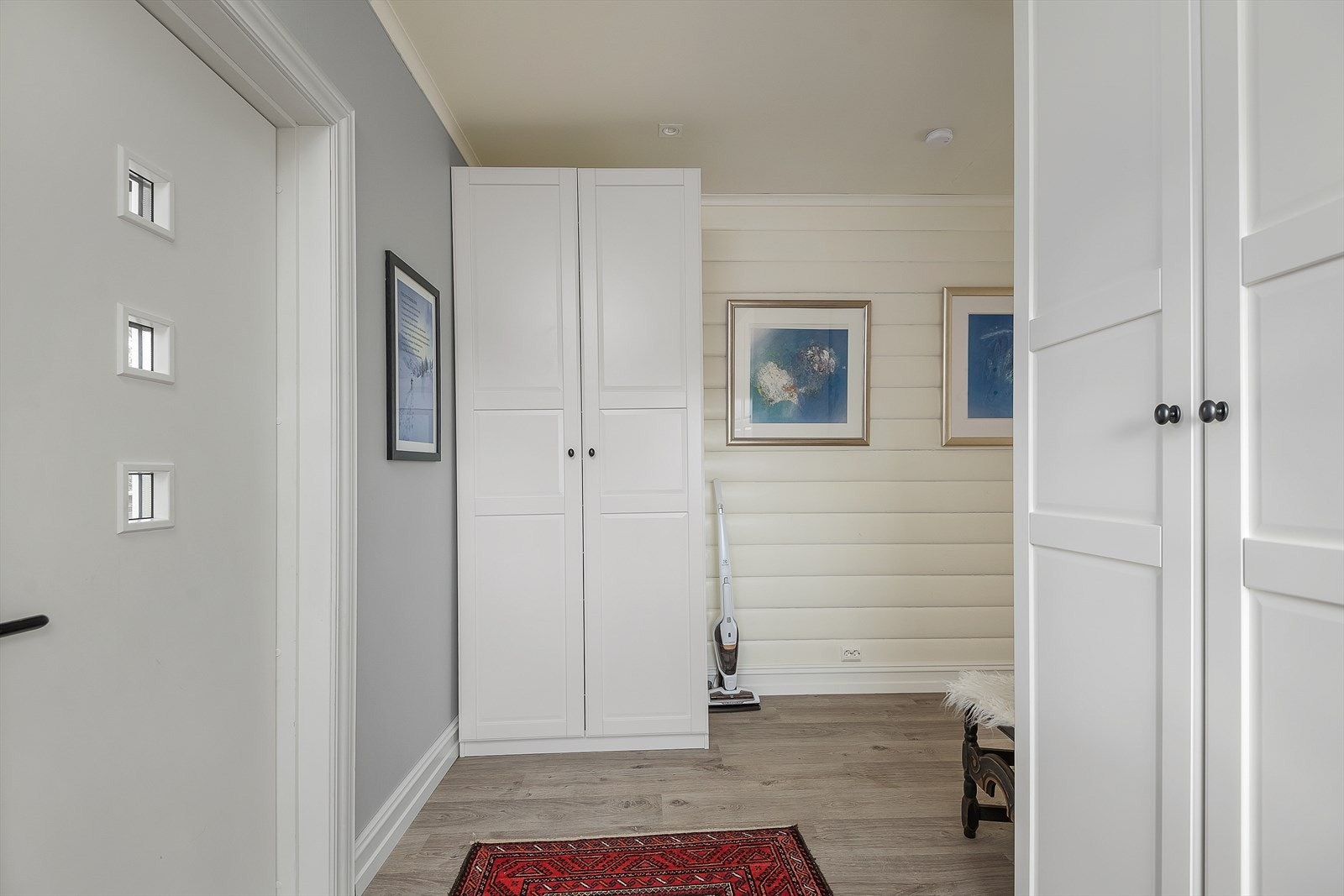 Praktisk oppbevaring i gangen med plass til 2 garderobeskap. Galleribilde