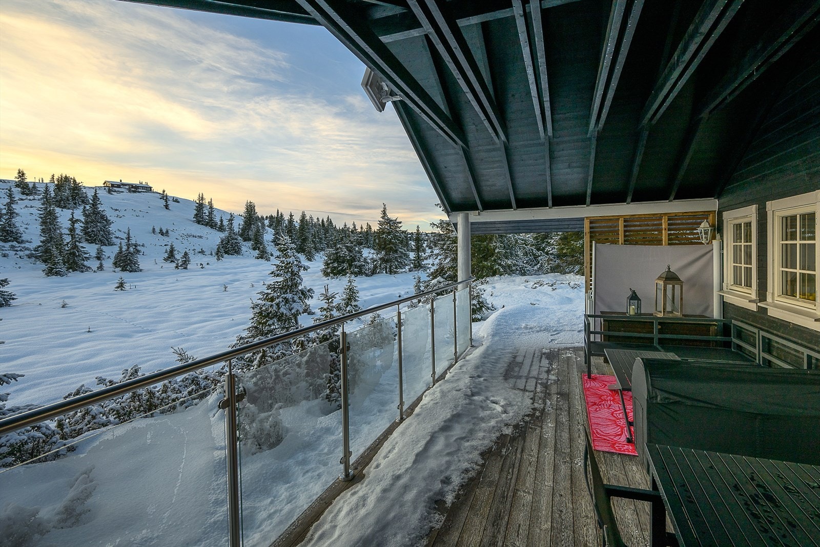 Lun og fin uteplass utenfor stua. Galleribilde