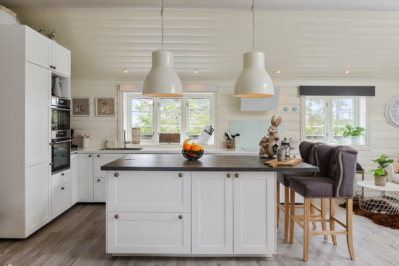 Rikelig med skap-og benkeplass. Galleribilde