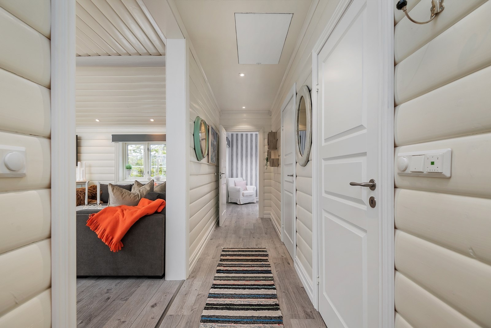 Fra gangen der det er adkomst inn til stua, til 2 soverom og bad/wc. Mulighet til å hegne fra seg yttertøy og utstyr. Galleribilde