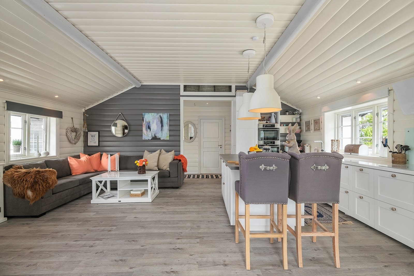 Romslig, lyst og funksjonelt kjøkken. Øy med plass til to stoler. Galleribilde