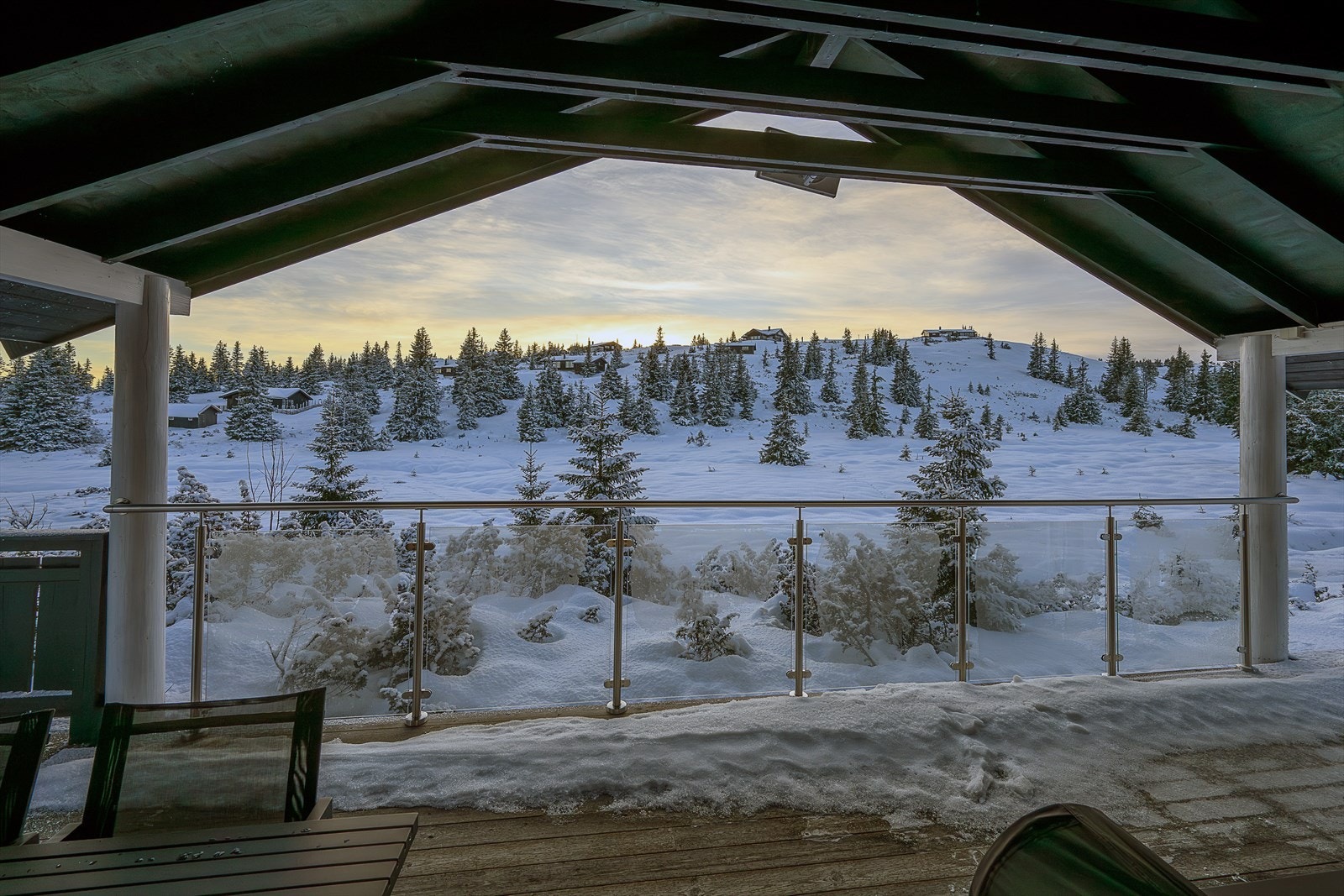 Flott utsikt fra en romslig og delvis overbygget terrasse. Galleribilde