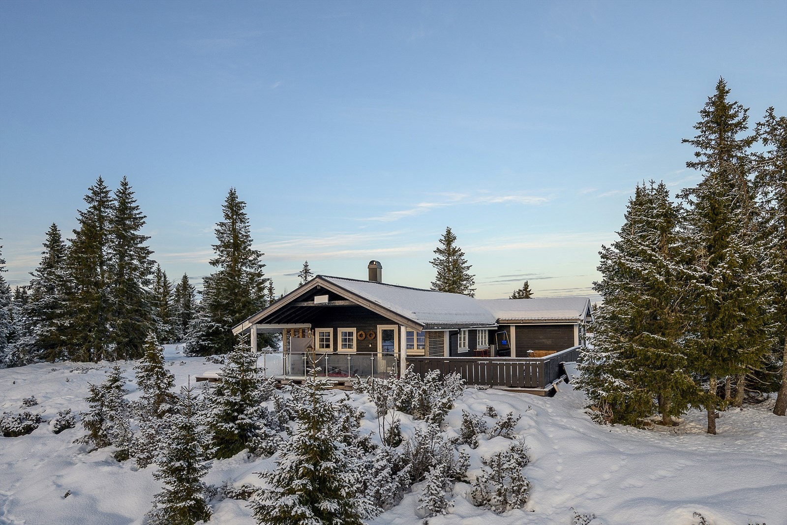 Hytta ligger forholdvis skjermet for innsyn i stille og rolige omgivelser. Galleribilde