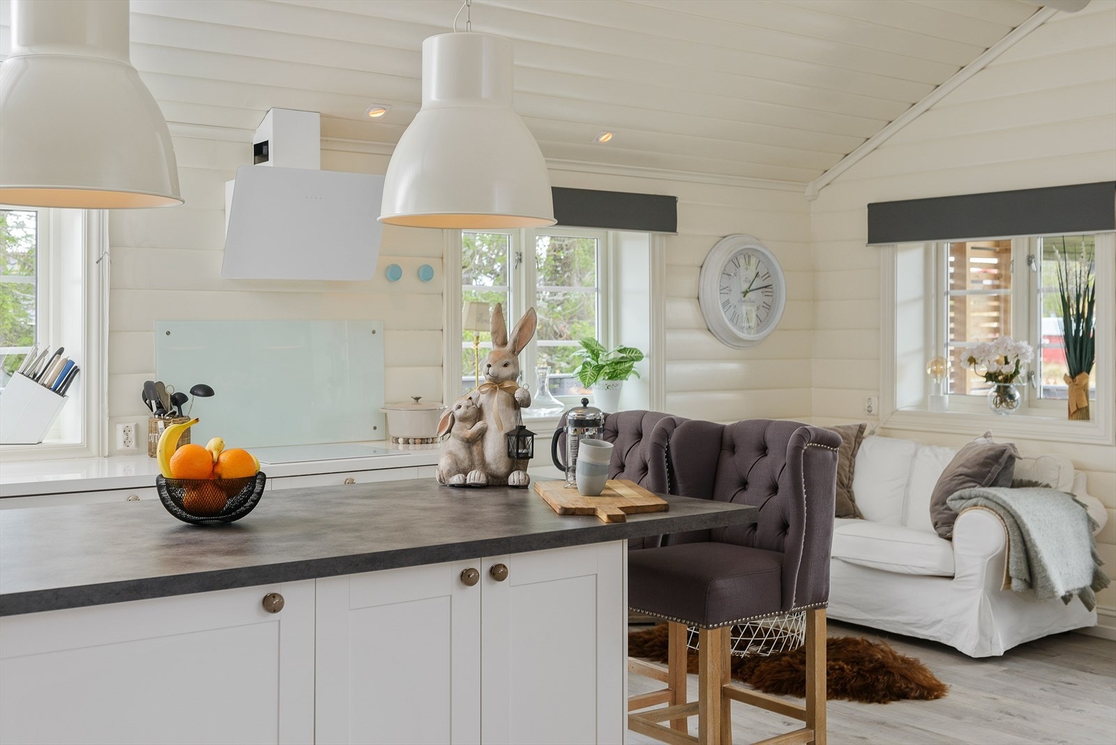 Kjøkkenøy med god oppbevaring og sitteplass som gir mulighet til nyte morgenkaffen i fred og ro. Eller så kan du holde kokken med selskap. Galleribilde