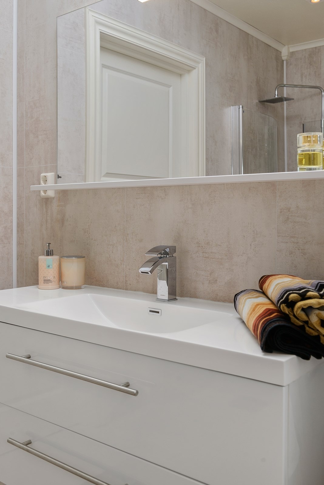 Servantinnredning har skuffer for oppbevaring. Galleribilde