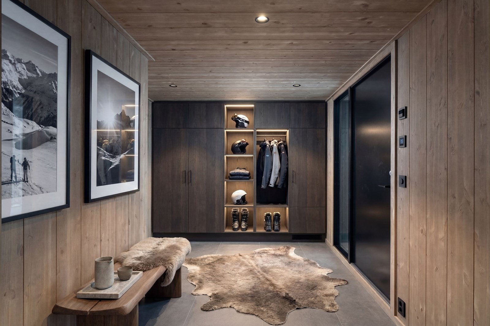 Entré med god plass for garderobe og solide fliser på gulvet Galleribilde