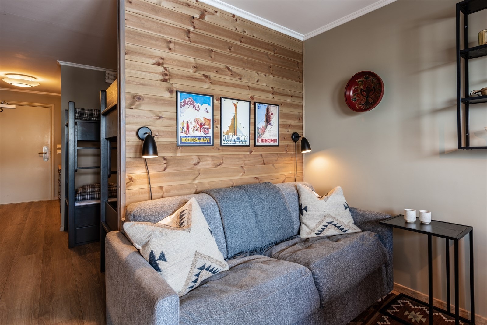 Det ble i 2022 lagt nytt gulv, malt vegger og satt opp panel på vegger. Delevegg mellom sovedel og stue ble satt opp ved kjøp av utbygger. Galleribilde