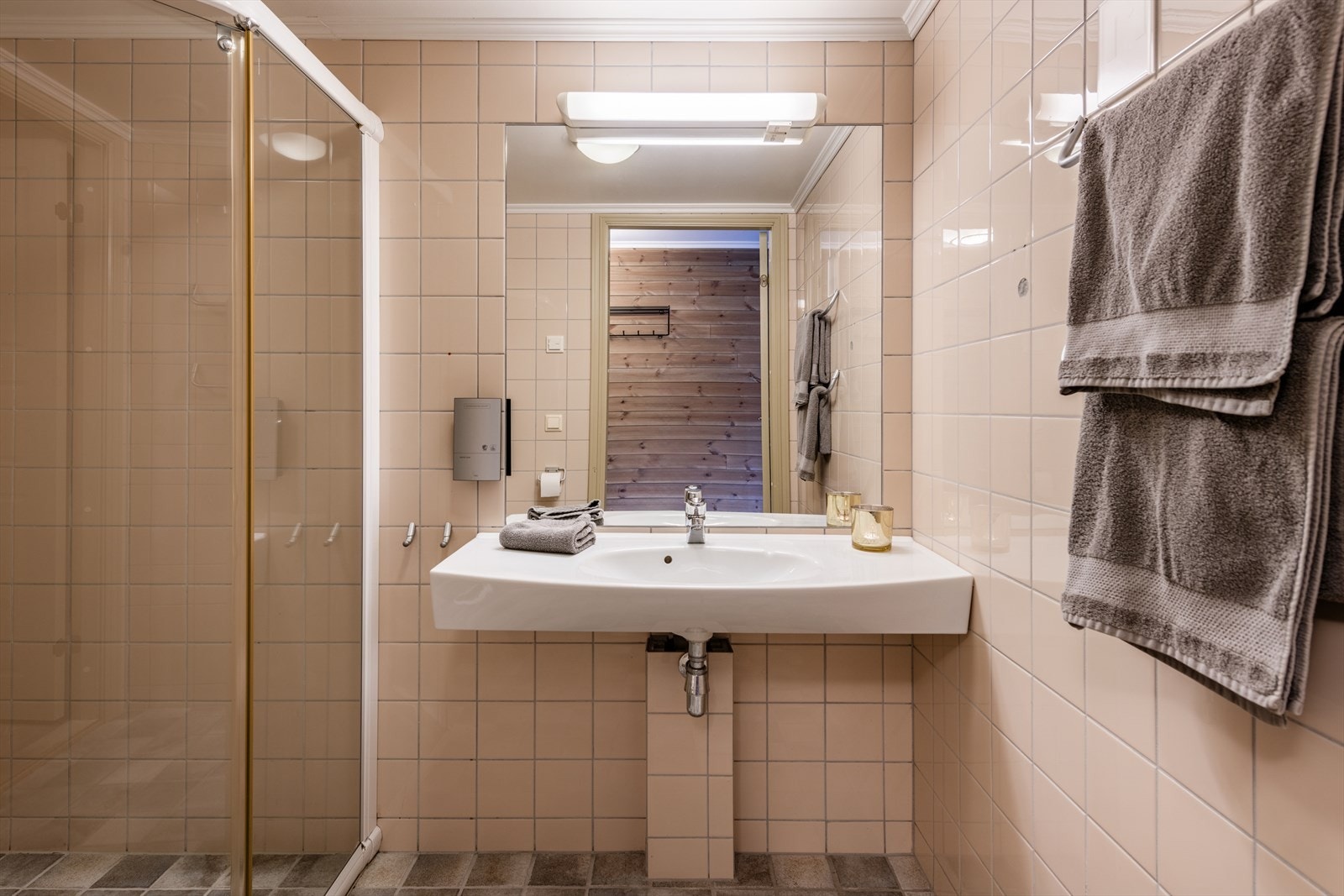 Bad har fliser på gulv og vegger. Baderomsinnredning med helstøpt servant, veggtoalett og dusj.. Varme i gulv på bad/wc. Det er mekanisk avtrekk. Galleribilde