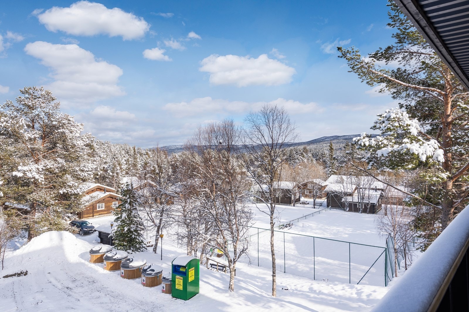 Utsikt til tennisbanen fra terrassen Galleribilde