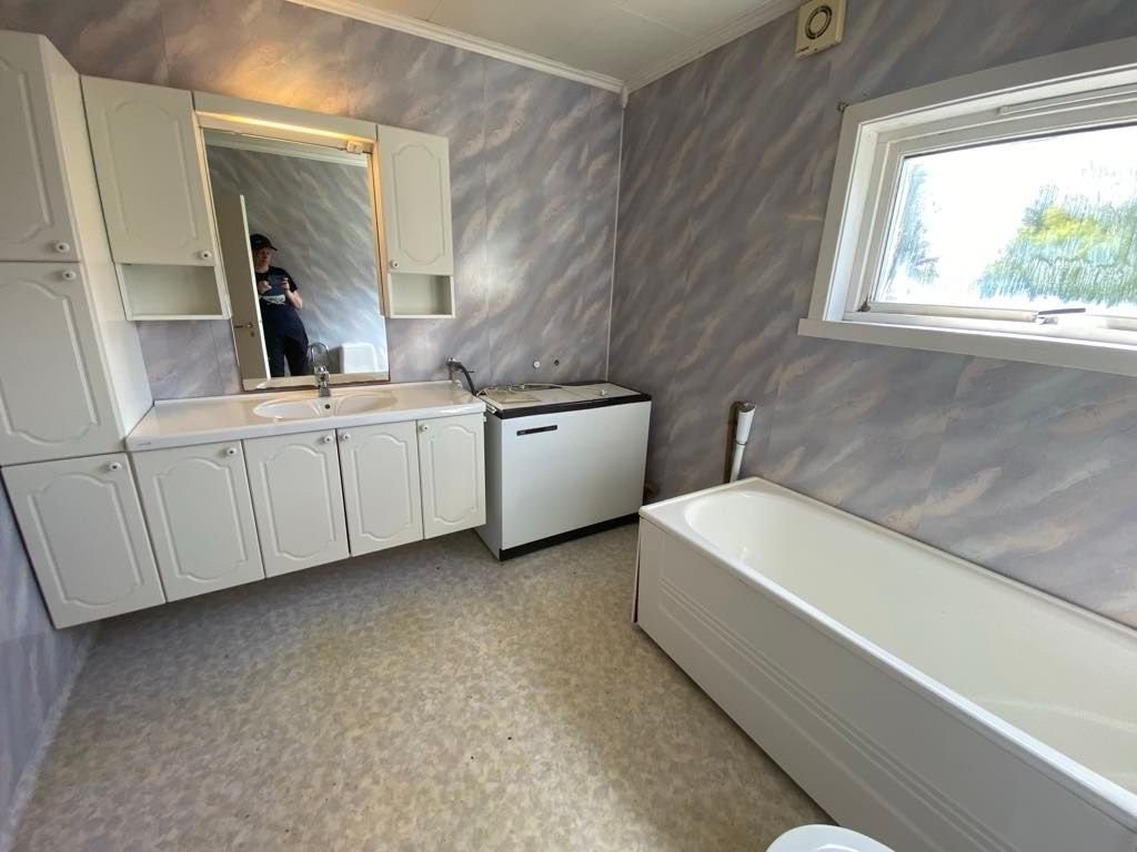 Baderom. Vindu må skiftes og følger med salget. Galleribilde