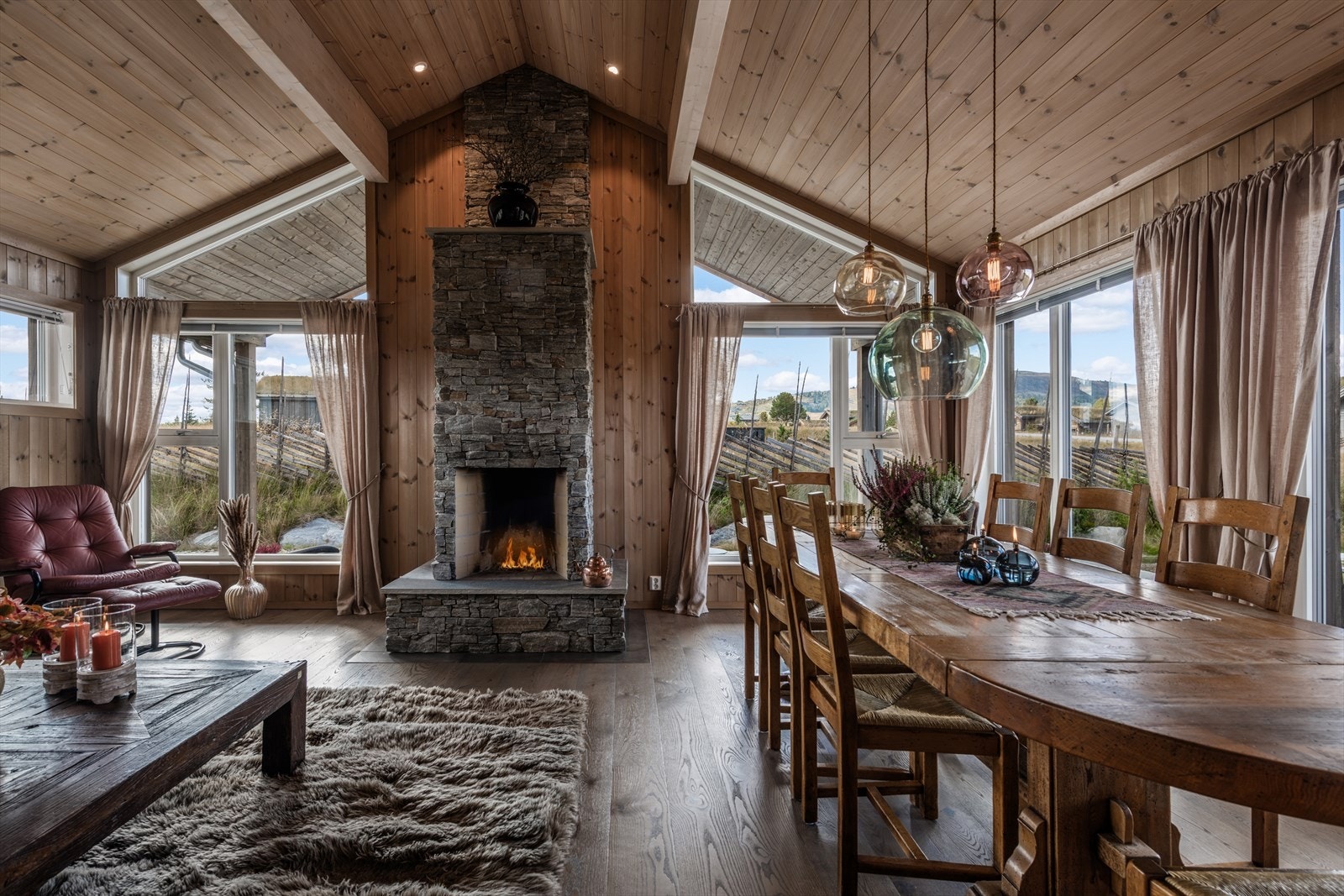 Flott peis kledd i skifer som blir et naturlig midtpunkt i rommet. Galleribilde