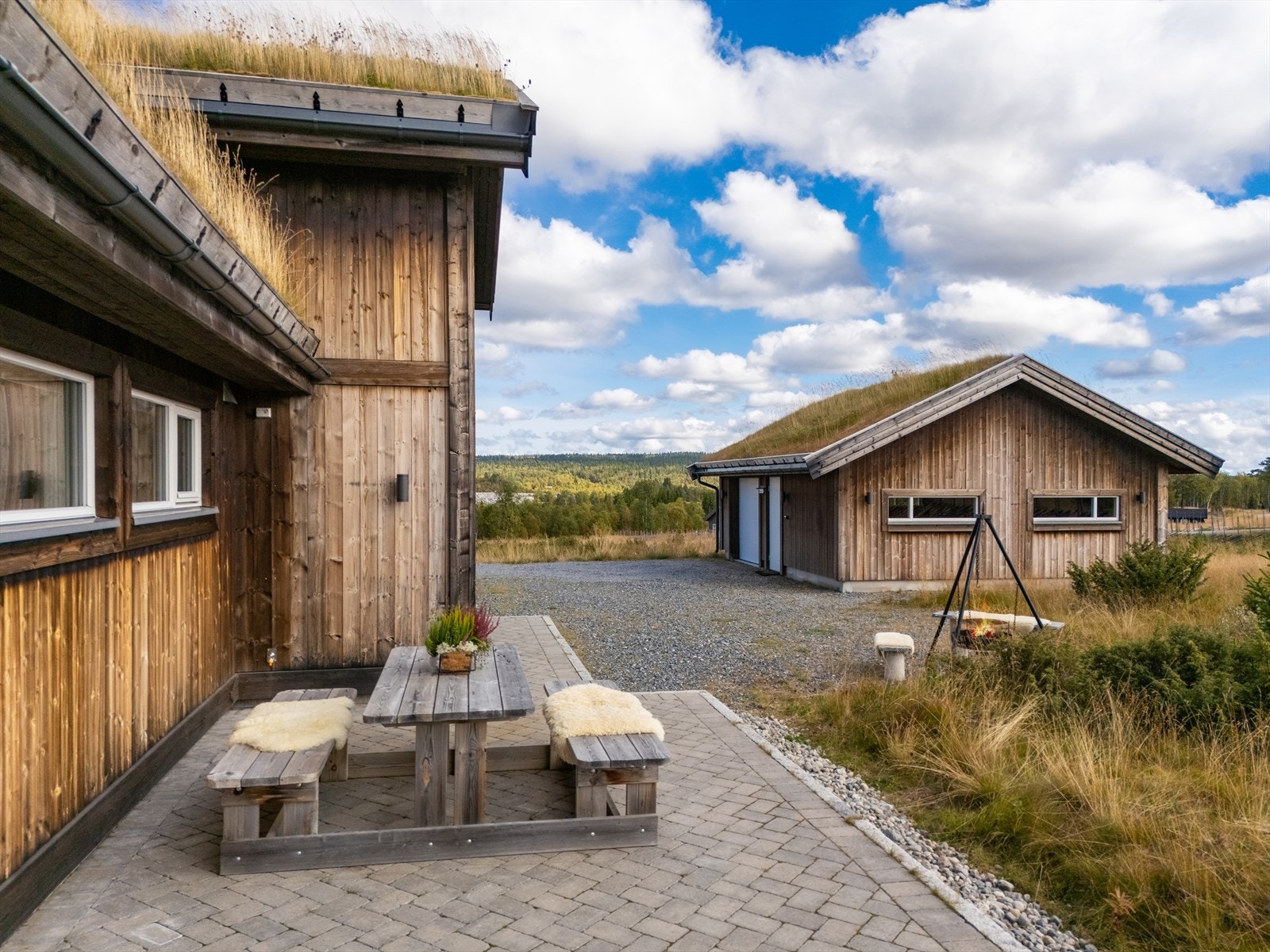 Uteplasser i flere soner rundt hytta. Galleribilde