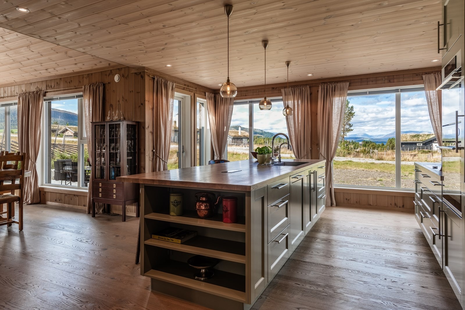 Kjøkken og stue utgjør et åpent og sosialt oppholdsrom. Galleribilde