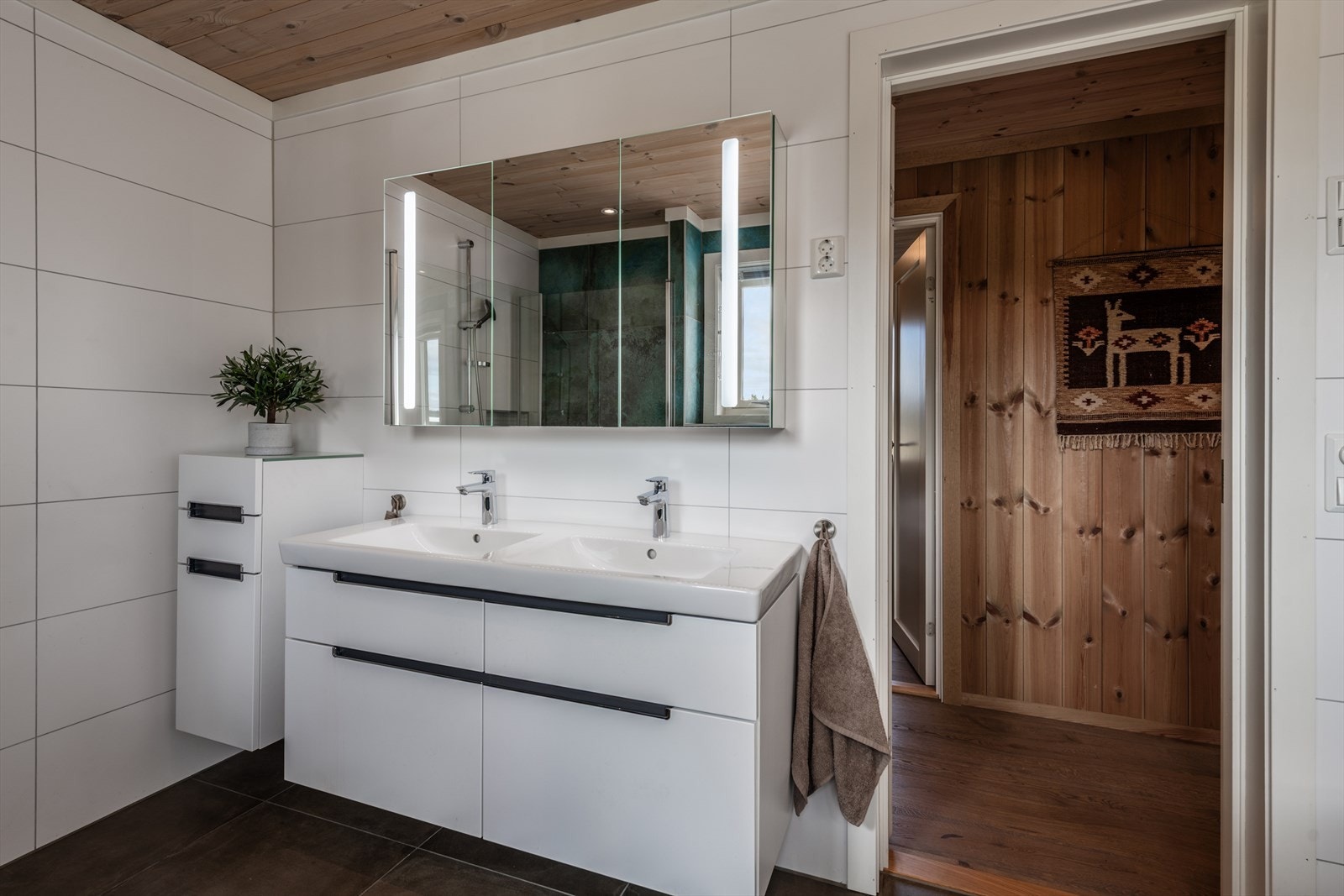 Baderomsinnredning med god oppbevaringsplass. Galleribilde