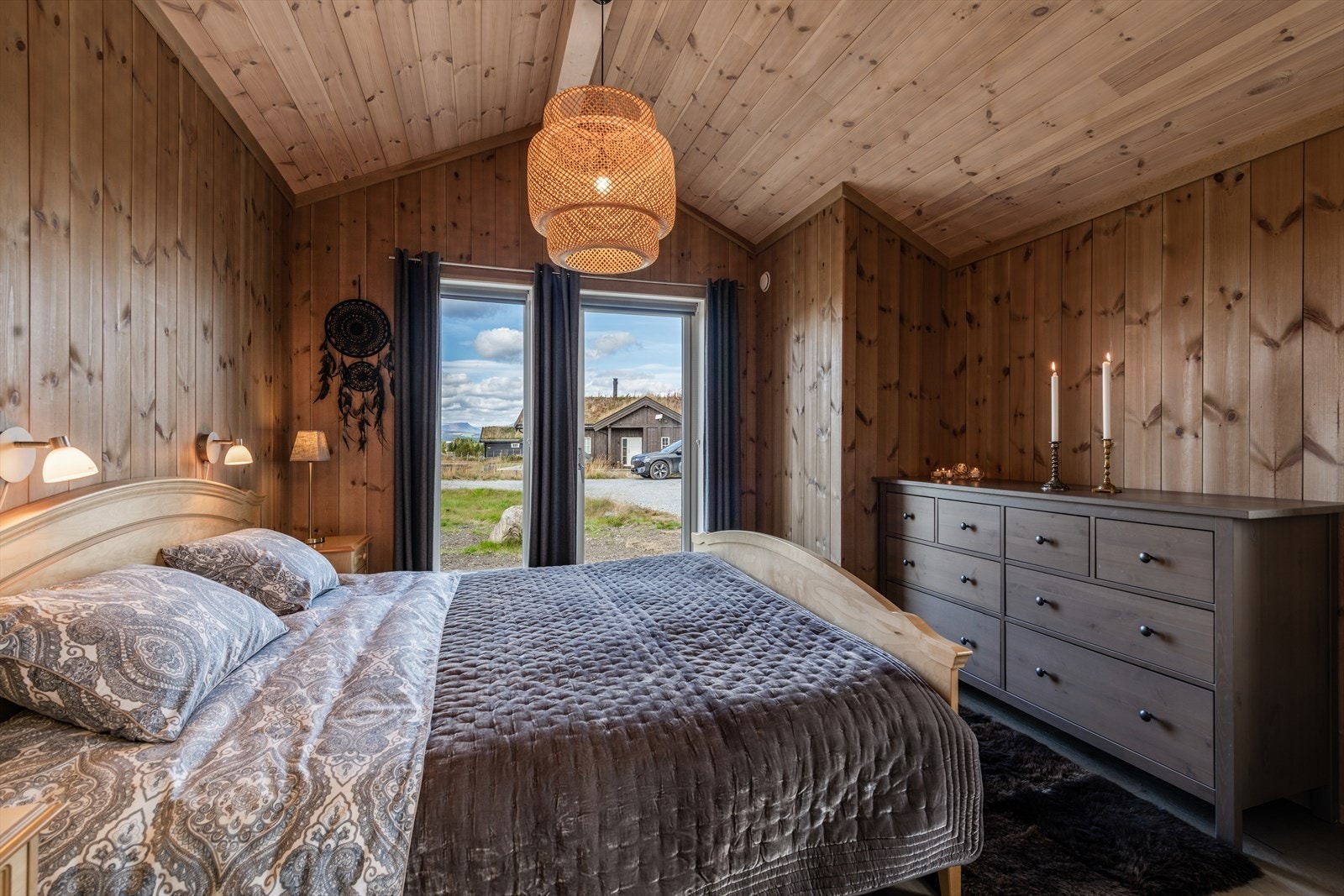 Hovedsoverom av god størrelse med utgang til egen uteplass. Galleribilde