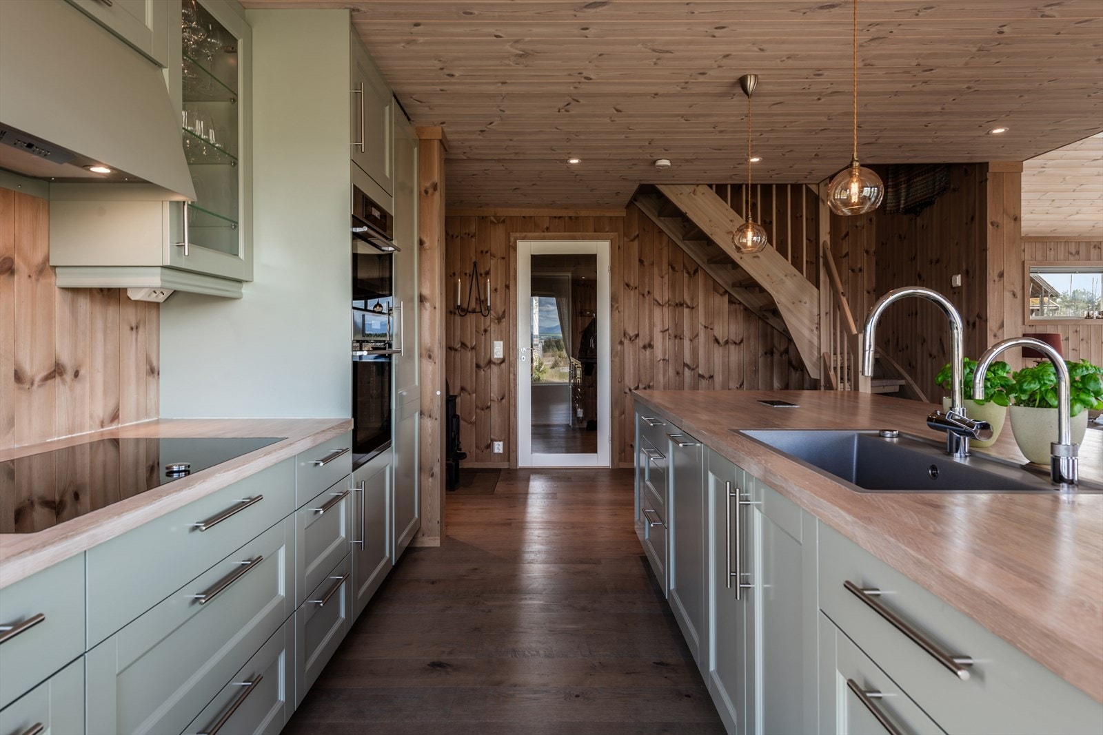 Kjøkkenet er utstyrt med integrert koketopp, komfyr, mikrobølgeovn, oppvaskmaskin og kjøl/fryseskap. I tillegg er det en ekstra kran med Quooker varmtvann. Galleribilde