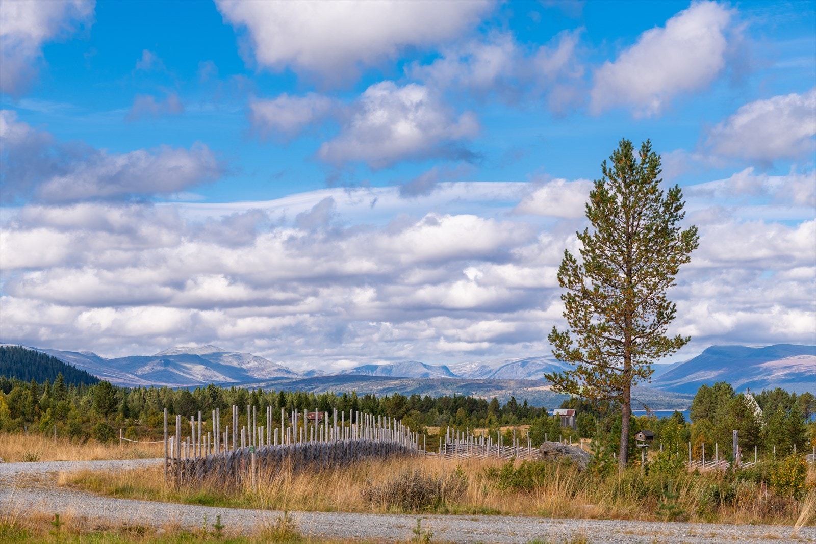 Fra hytta er det fin utsikt mot Hemsedal og Valdres. Galleribilde