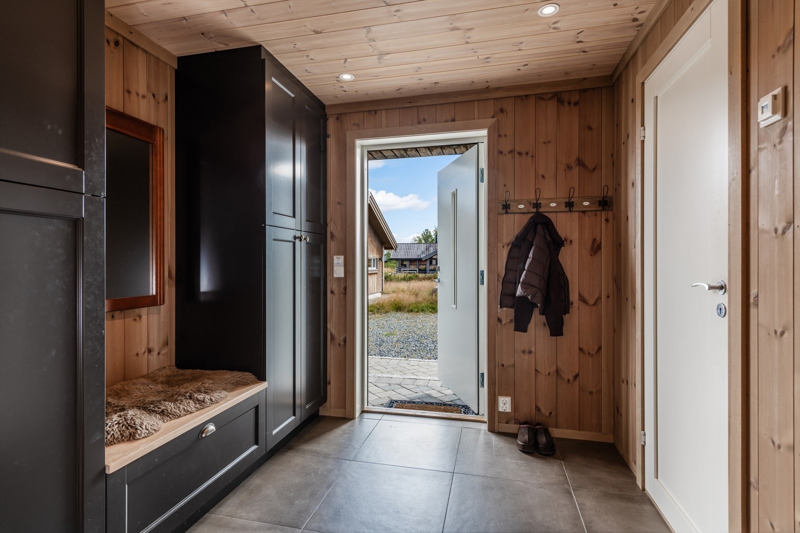 Velkommen inn! Entré/hall med plassbygde skap for god oppbevaring av yttertøyet. Galleribilde
