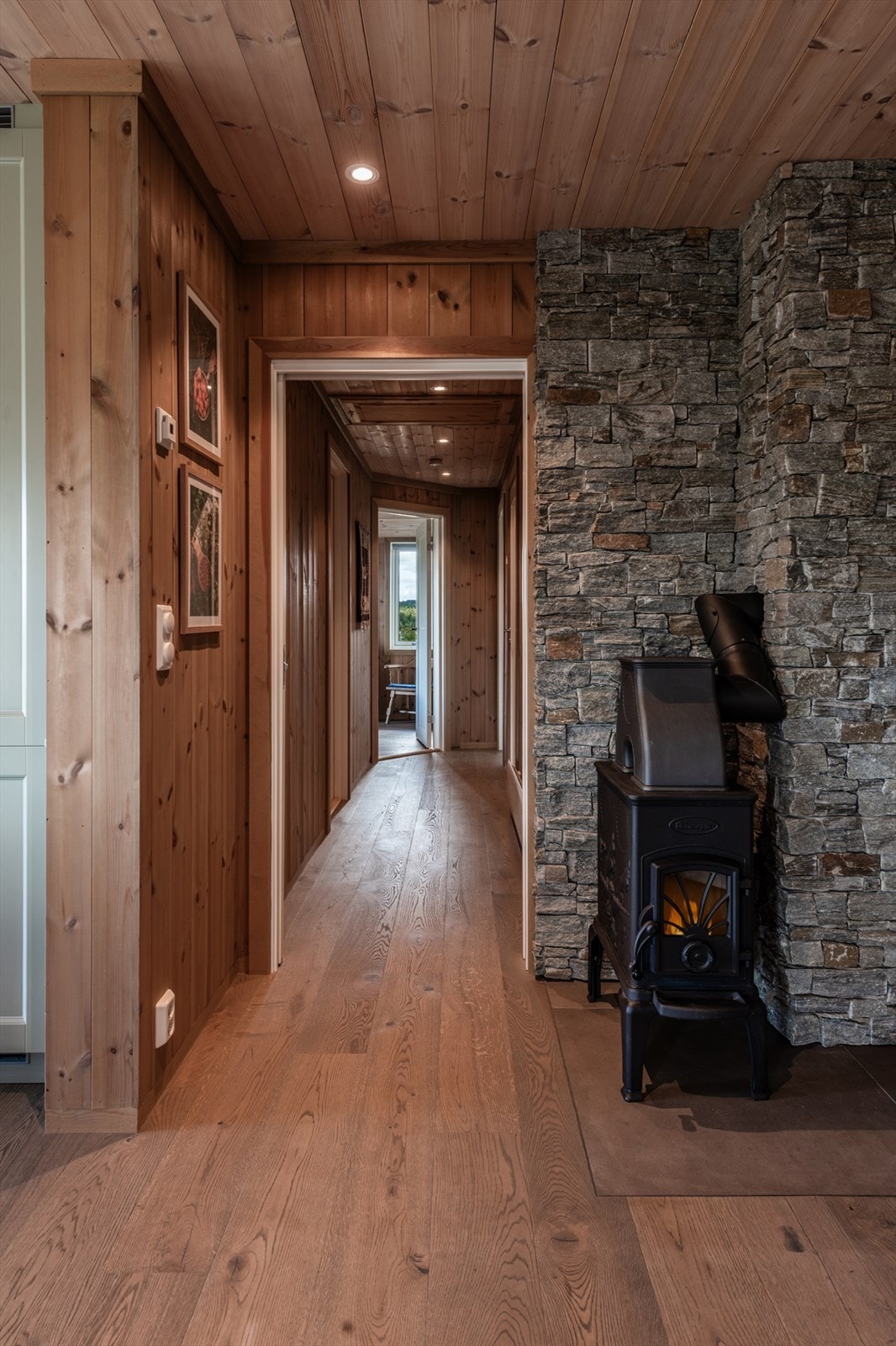 Ved kjøkkenet er det en vedfyrt ovn fra Dovre som varmer godt. Det er gulvvarme i alle rom foruten soverommene. Galleribilde