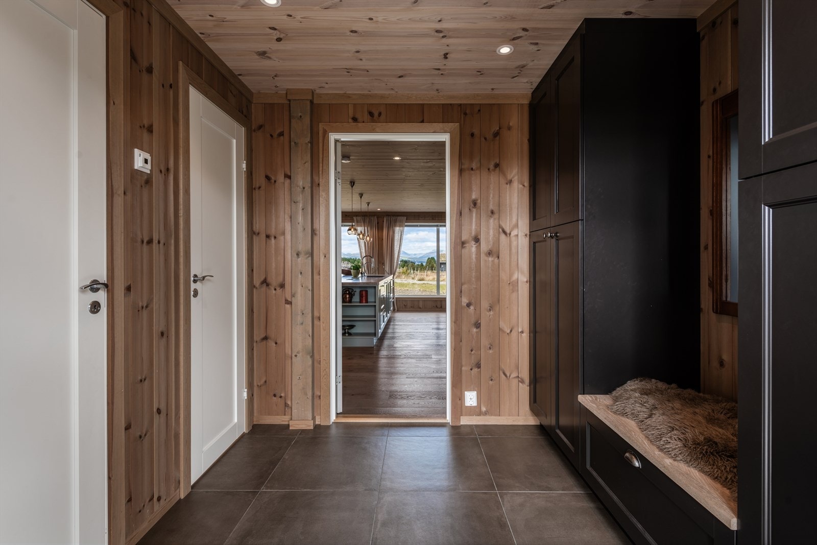 Fra entréen er det inngang til vaskerom/teknisk rom og toalettrom. Galleribilde