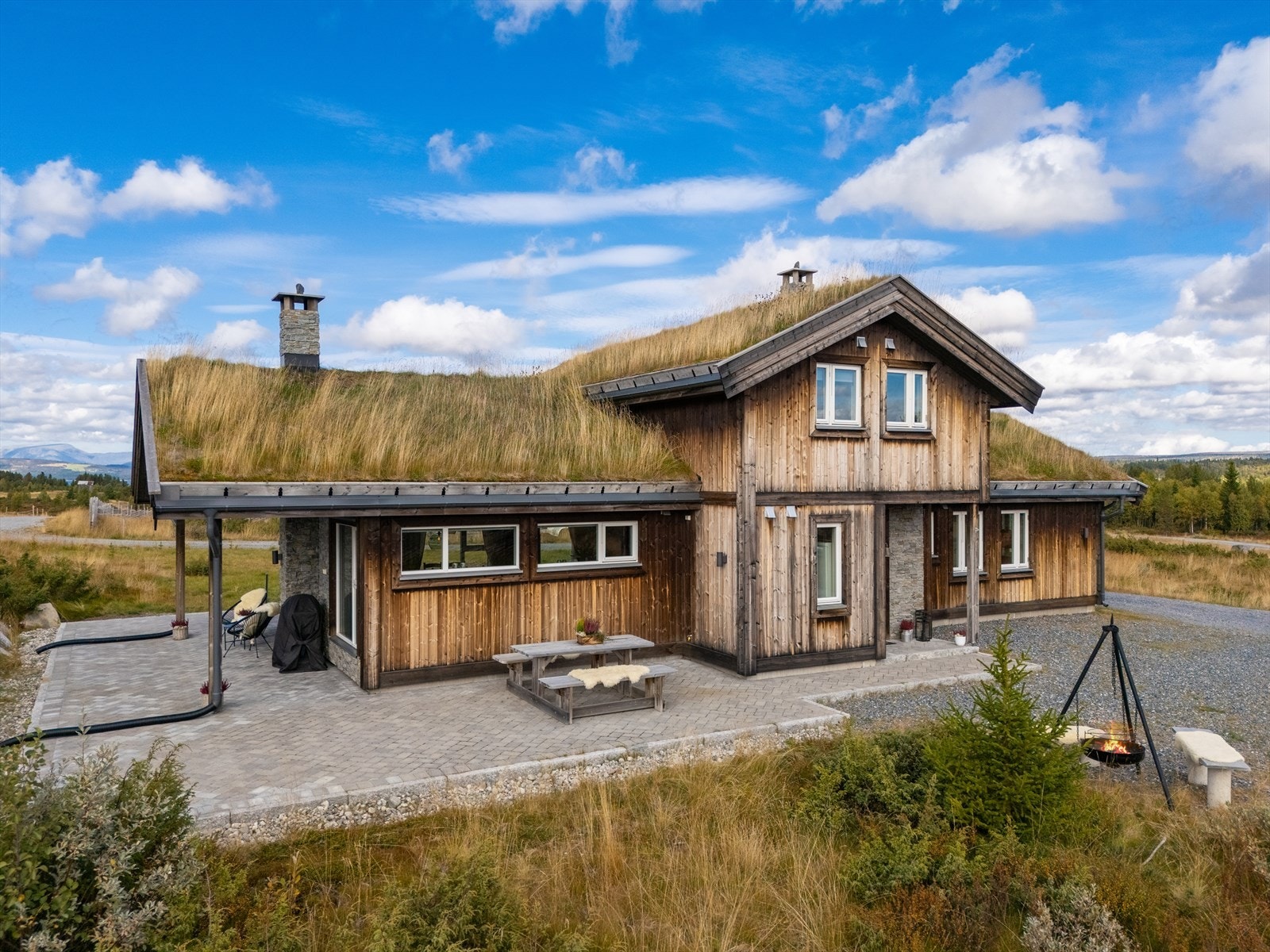 Hytta har et flott uteområde med belegningsstein rundt store deler av hytta. Galleribilde