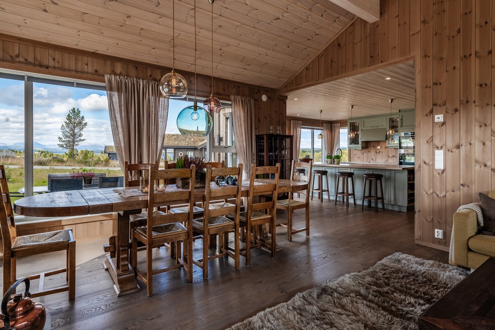 Foran vinduene og utsikten er det naturlig plass for en stor spisegruppe for hyggelige sammenkomster. Galleribilde