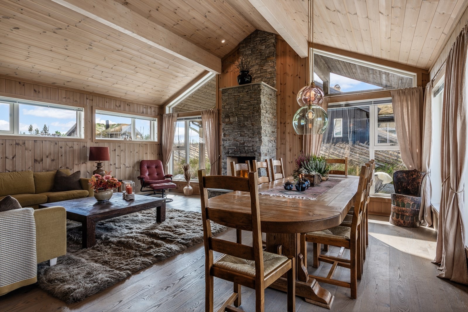 Stor og fin stue med svært god takhøyde og vindusflater på flere sider som slipper inn godt med lys. Galleribilde