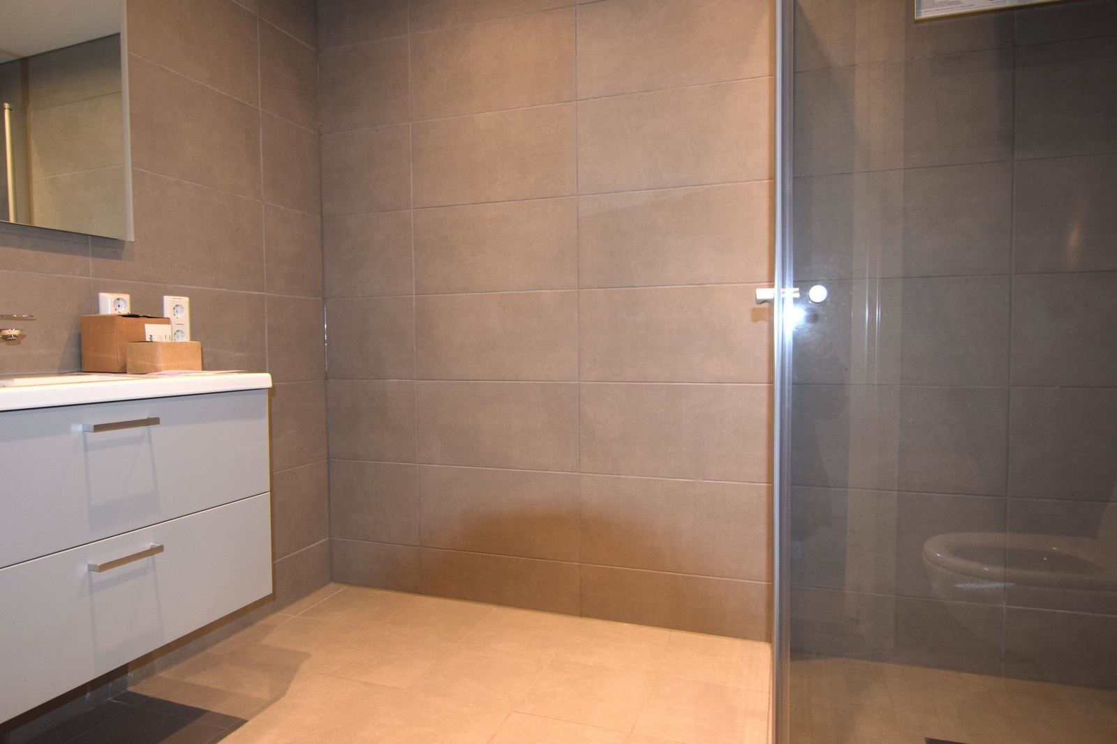 Bad med dusjhjørne og opplegg for vaskemaskin. Galleribilde