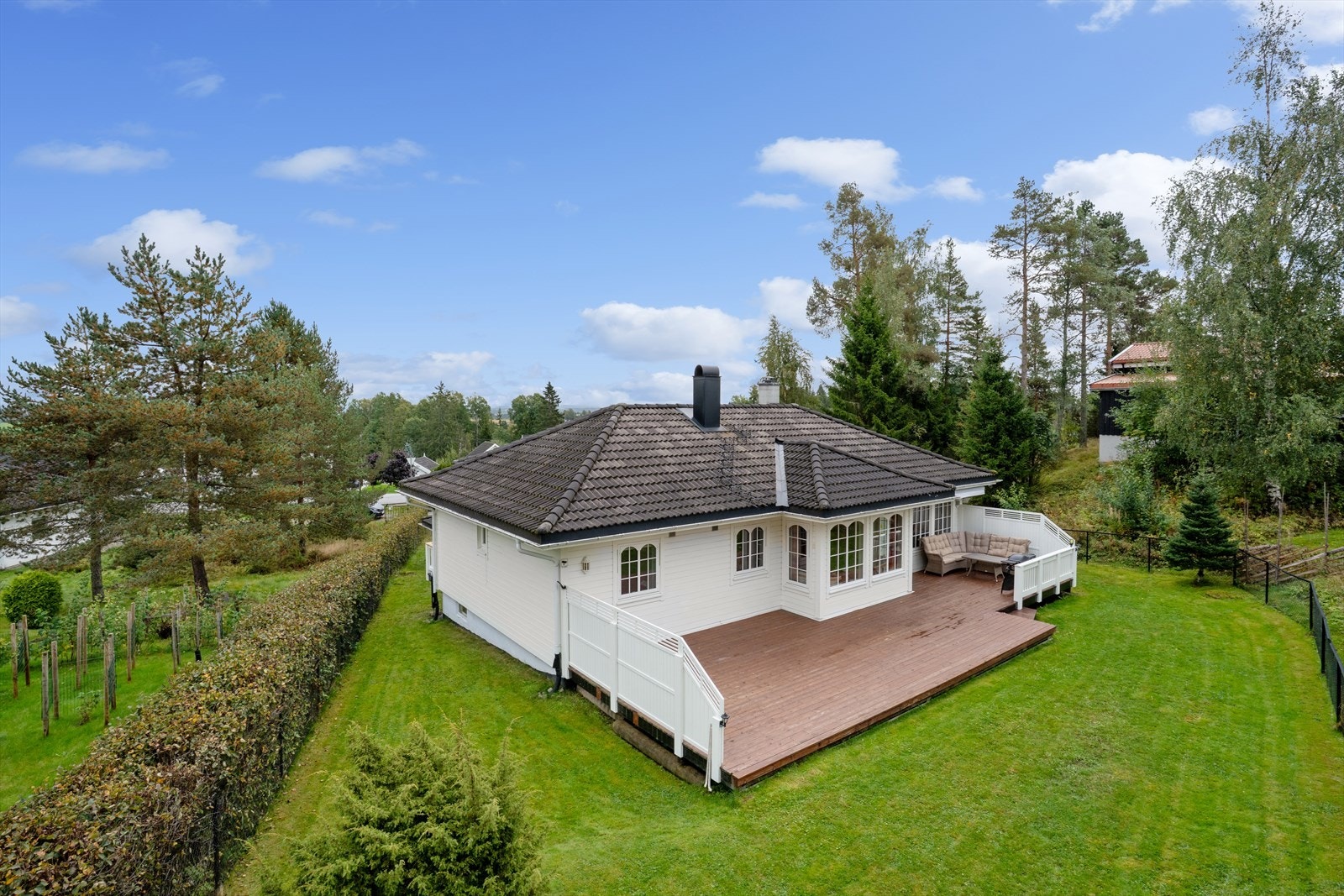 Hagen er meget pent opparbeidet med plen og beplantning. Galleribilde