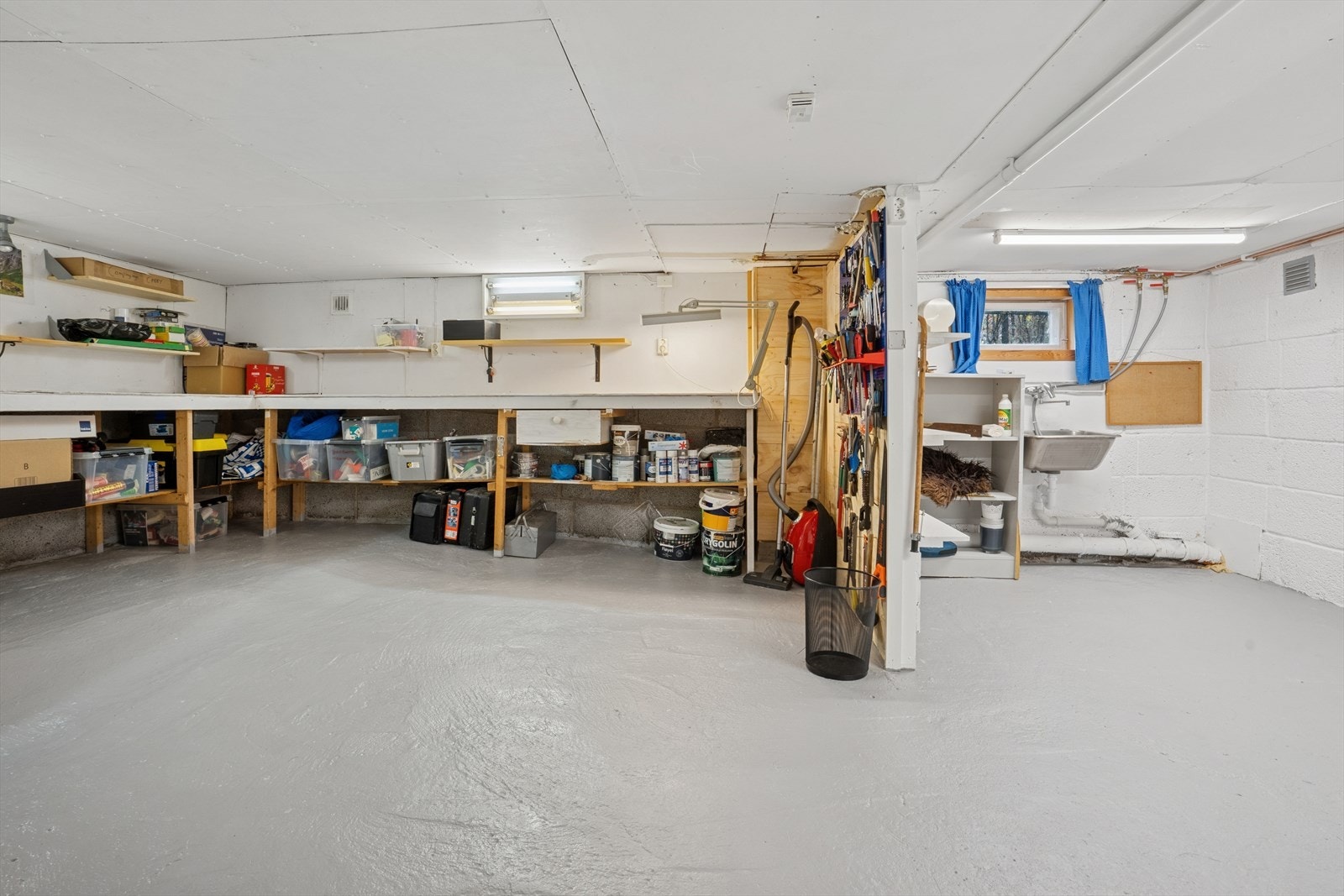 Snekkerbod i underetasjen med benker og plass til oppbevaring. Galleribilde