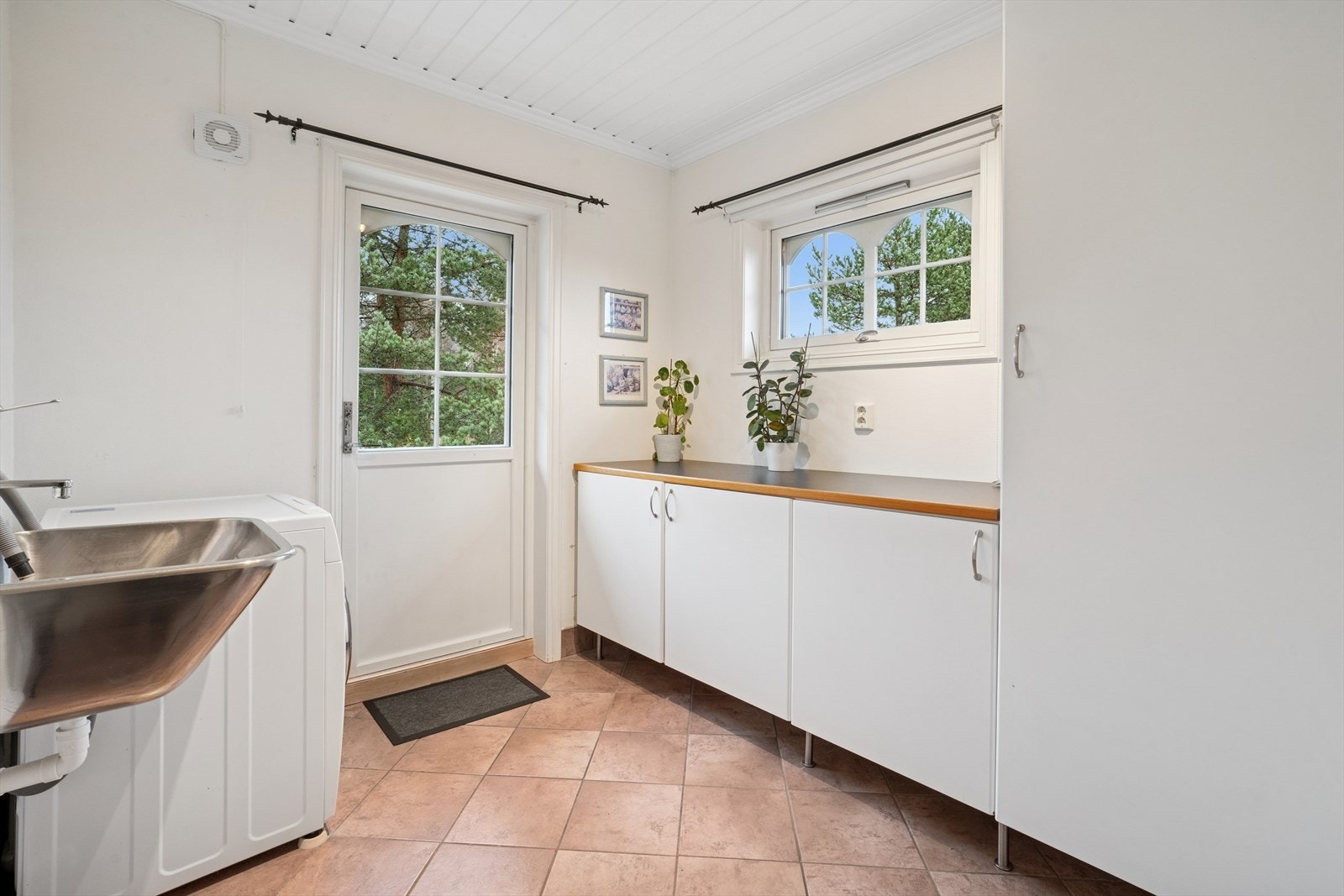 Vaskerom i hovedetasjen som er innredet med praktiske skap. Direkte utgang til balkong. Galleribilde